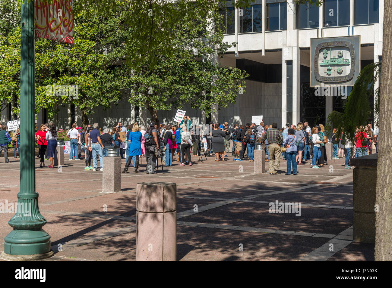 Memphis, États-Unis. 25 mai 2017. Memphis, Tennessee, le 25 mai 2017. Un groupe se réunit pour protester contre le procureur général Jeff Sessions' à la rencontre avec les maires de la ville et du comté et de l'application de la loi. La manifestation a été pacifique et organisée par NAACP et Black vit avec de nombreux orateurs. Crédit : Gary Culley/Alamy Live News Banque D'Images