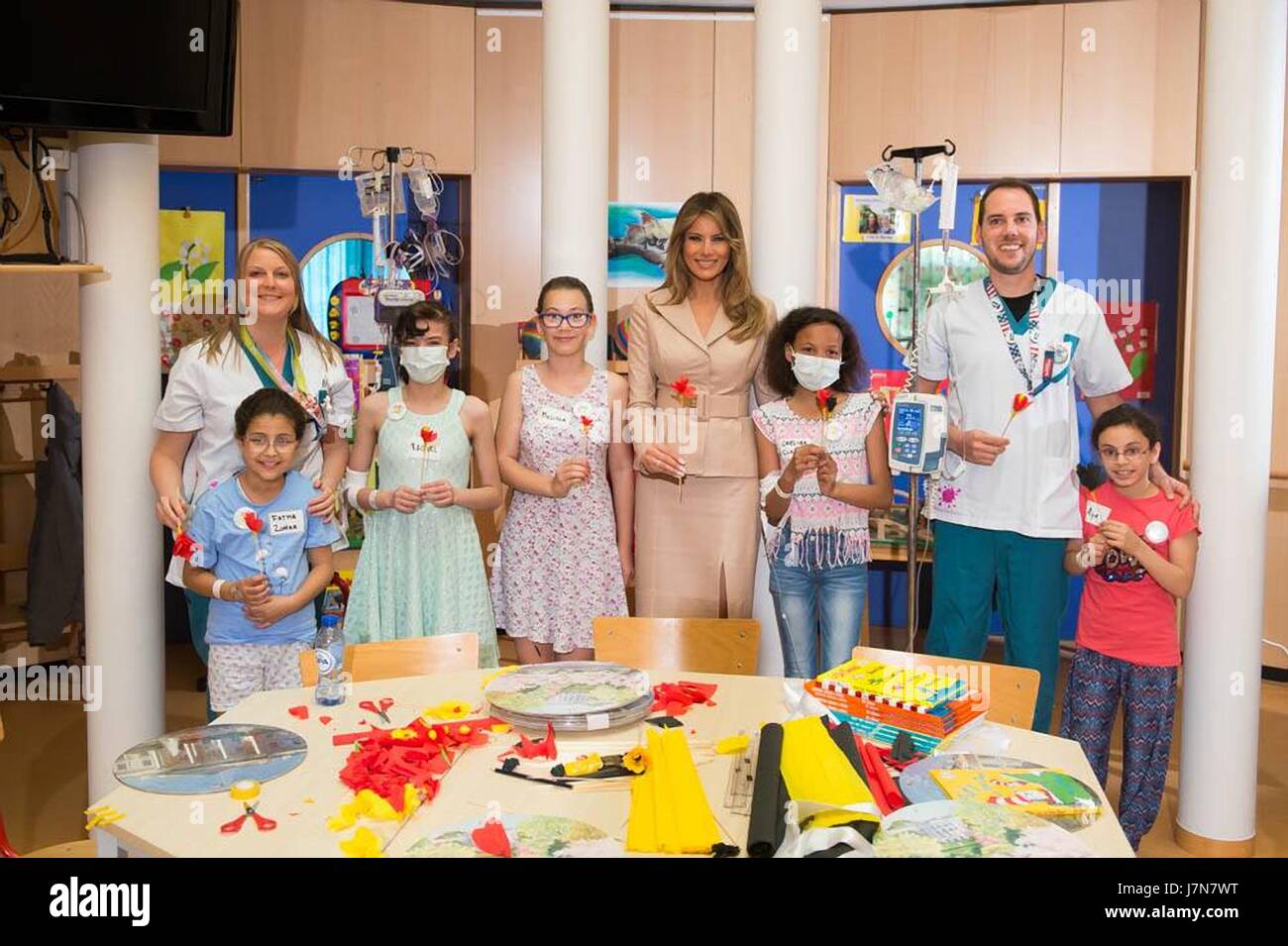 Bruxelles, Belgique. 25 mai, 2017. Première Dame des États-Unis Melania Trump pose avec les enfants et le personnel au cours d'une visite à la Reine Fabiola Hôpital Universitaire pour enfants 25 mai 2017 à Bruxelles. Credit : Planetpix/Alamy Live News Banque D'Images