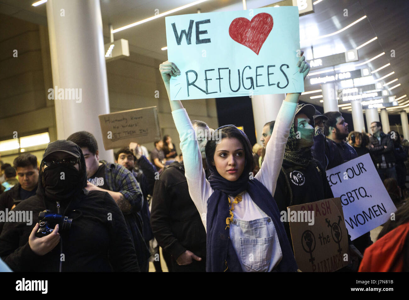 25 mai 2017 - Une cour d'appel fédérale a confirmé jeudi une décision de bloquer le Président Donald Trump's interdiction de voyager à l'encontre de six pays à majorité musulmane. Sur la photo : le 29 janvier 2017 - Los Angeles, CA, États-Unis - une femme est titulaire d'un ''nous'' réfugiés coeur signe en tant que personnes manifester devant le Terminal International Tom Bradley (TBIT) à l'Aéroport International de Los Angeles (LAX) suite à l'atout de Donald's interdiction de voyager à partir de pays à majorité musulmane le Dimanche, Janvier 29, 2017 à Los Angeles, Californie protestataires arrêtez l'abaisser et zone des arrivées. © 2017 Patrick T. Fallon (Image Crédit : © Patrick Fallon via ZUMA Wir Banque D'Images