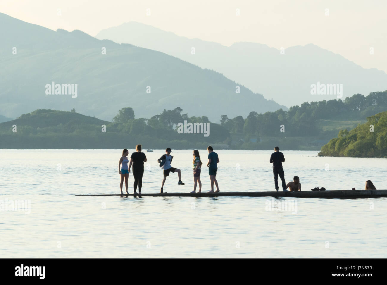 Balloch Castle Country Park, Loch Lomond, Ecosse, Royaume-Uni. 25 mai, 2017. Les jeunes de faire quelques brasses dans le Loch Lomond à la fin d'une journée chaude glorieusement Crédit : Kay Roxby/Alamy Live News Banque D'Images