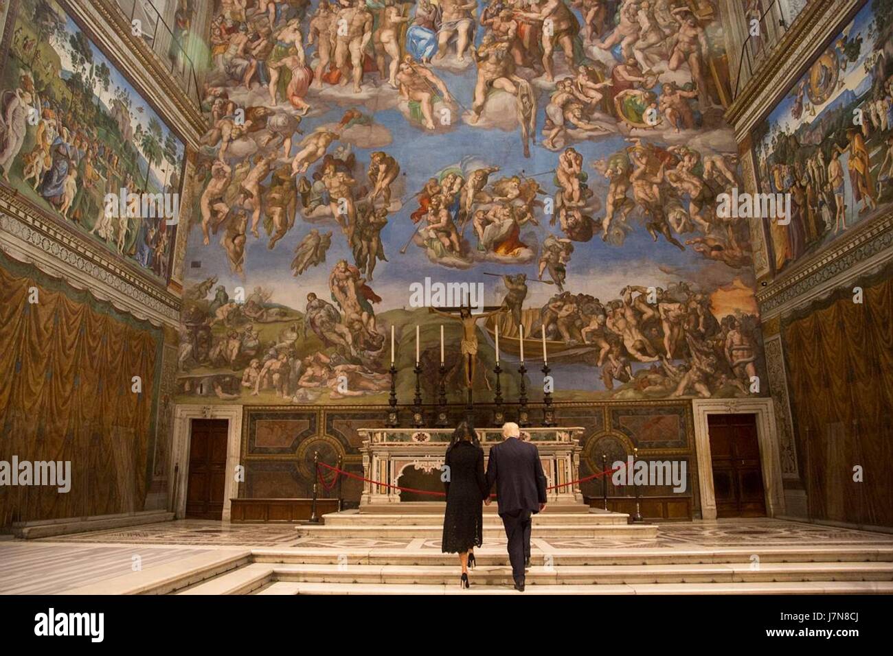 Le Président américain Donald Trump et la Première Dame Melania Trump tour la Chapelle Sixtine suite à leur rencontre avec le Pape François le 24 mai 2017 dans la Cité du Vatican. Banque D'Images