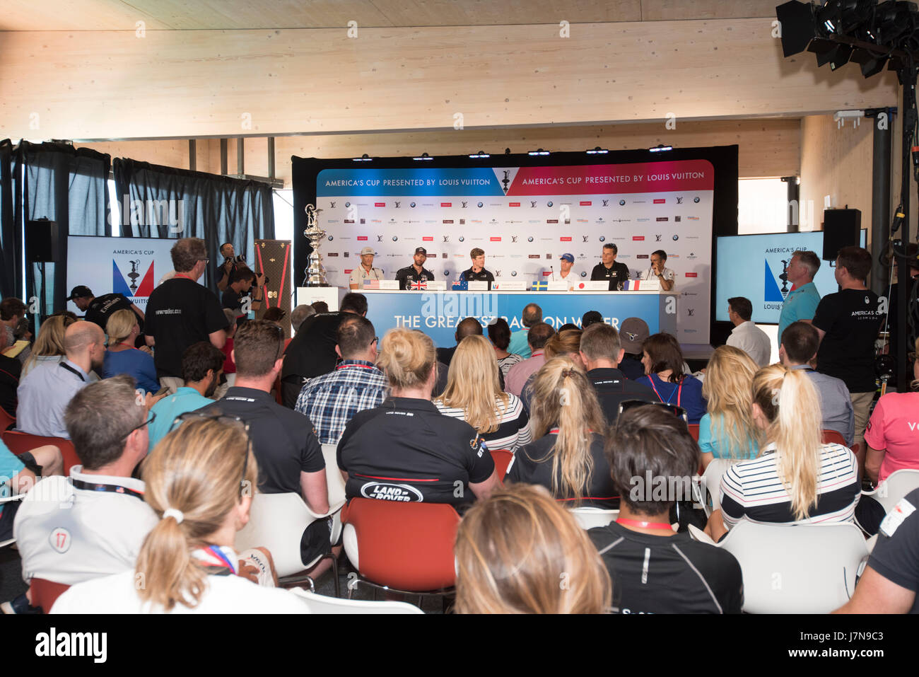 Les Bermudes. 25 mai, 2017. Timoniers, Jimmy Spithill, Oracle Team USA, Sir Ben Ainslie, Land Rover BAR (UK), Peter Burling, Emirates Team New Zealand, Nathan Outteridge, Artemis Racing, l'équipe de Dean Barker, Softbank au Japon et Franck Cammas, Groupama le Team France. 35e America's Cup conférence de presse d'ouverture. America's Cup Village, les Bermudes. 25/5/2017 Crédit : Chris Cameron/Alamy Live News Banque D'Images