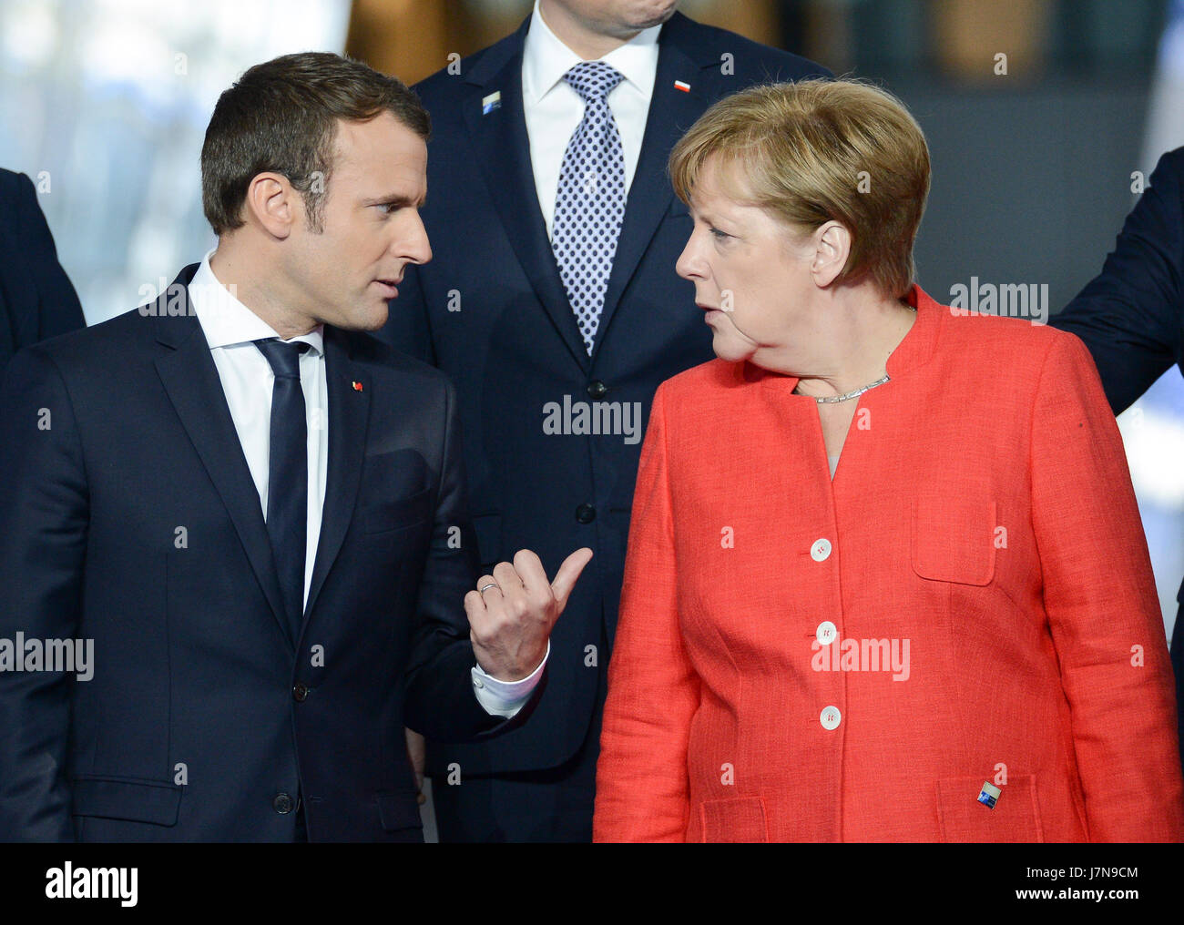 Bruxelles, Belgique. 25 mai, 2017. Le président français, Emmanuel Macron (L) des entretiens avec la Chancelière allemande Angela Merkel lors d'une séance photo pendant une journée de sommet de l'OTAN, à Bruxelles, Belgique, le 25 mai 2017. Crédit : Alexey Vitvitsky/Xinhua/Alamy Live News Banque D'Images