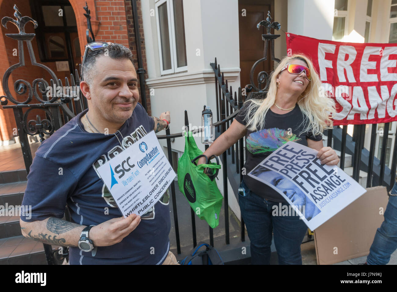 Londres, Royaume-Uni. 25 mai 2017. Les partisans de Julian Assange qui avait été soustrait à la police britannique dans l'ambassade équatorienne pendant presque cinq ans protester dans la rue face à l'ambassade. Ils appellent pour le Royaume-Uni pour mettre fin à la chasse aux sorcières et grant Assange passage sûr de quitter le Royaume-Uni sans arrestation. Peter Marshall/Alamy Live News Banque D'Images