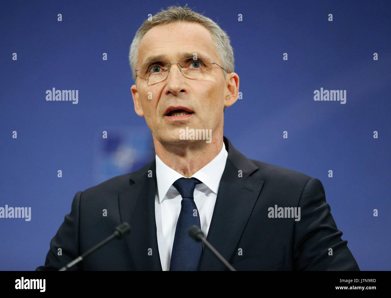 Bruxelles, Belgique. 25 mai, 2017. Jens Stoltenberg, Secrétaire général de l'OTAN répond à une conférence de presse après la journée de sommet de l'OTAN, à Bruxelles, Belgique, le 25 mai 2017. L'Organisation du Traité de l'Atlantique Nord (OTAN) sera membre à part entière de la Coalition mondiale contre l'Etat islamique (EST), Jens Stoltenberg a déclaré jeudi. Credit : OTAN/Xinhua/Alamy Live News Banque D'Images