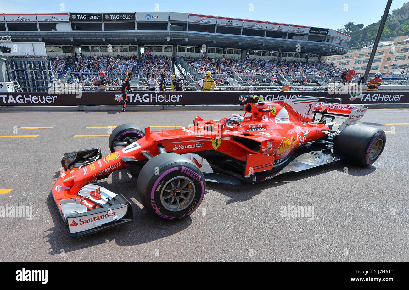 Monaco. 25 mai, 2017. Le pilote Ferrari Kimi Raikkonen de Finlande est vu au cours de la première session de la pratique de la Formule Un Grand Prix de Monaco à Monaco, le 25 mai 2017. Crédit : Michael Alesi/Xinhua/Alamy Live News Banque D'Images