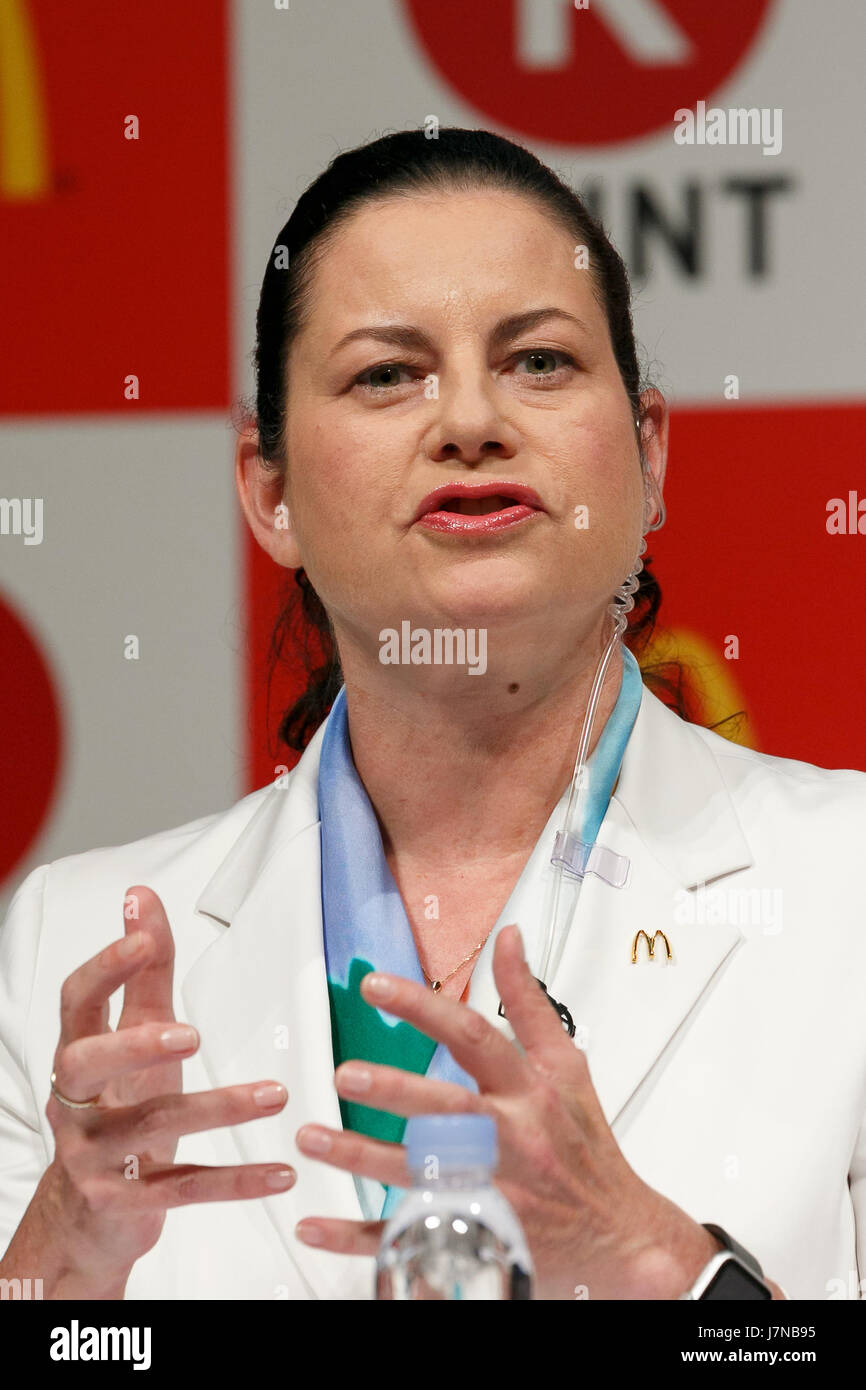 McDonald's Japon PDG et président Sarah Casanova parle au cours d'une conférence de presse le 26 mai 2017, Tokyo, Japon. Rakuten et McDonald's ont cimenté leur relation d'affaires en lançant un point original carte qui peut être utilisé à tous les McDonald's 2 900 magasins au Japon. Credit : Rodrigo Reyes Marin/AFLO/Alamy Live News Banque D'Images