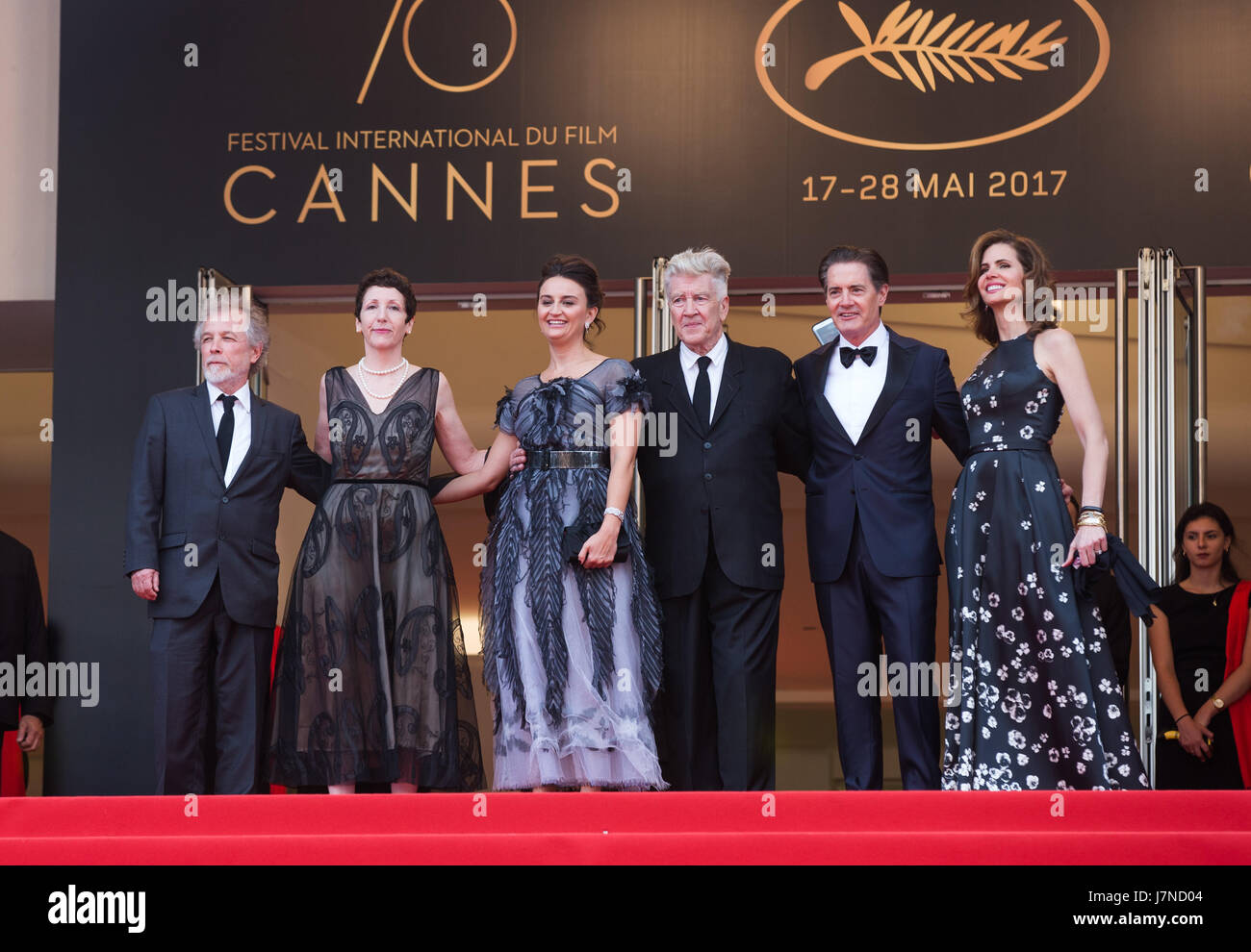 Cannes, France. 25 mai, 2017. Le réalisateur David Lynch nous (3R), sa femme Emily Stofle (3L), l'acteur américain Kyle MacLachlan (2e R) et sa femme Desiree Gruber (1e R) poser sur le tapis rouge pour la projection des nouveaux épisodes de "Twin Peak' annuel lors de la 70e édition du Festival de Cannes au Palais des Festivals de Cannes, France, le 25 mai 2017. Credit : Xu Jinquan/Xinhua/Alamy Live News Banque D'Images