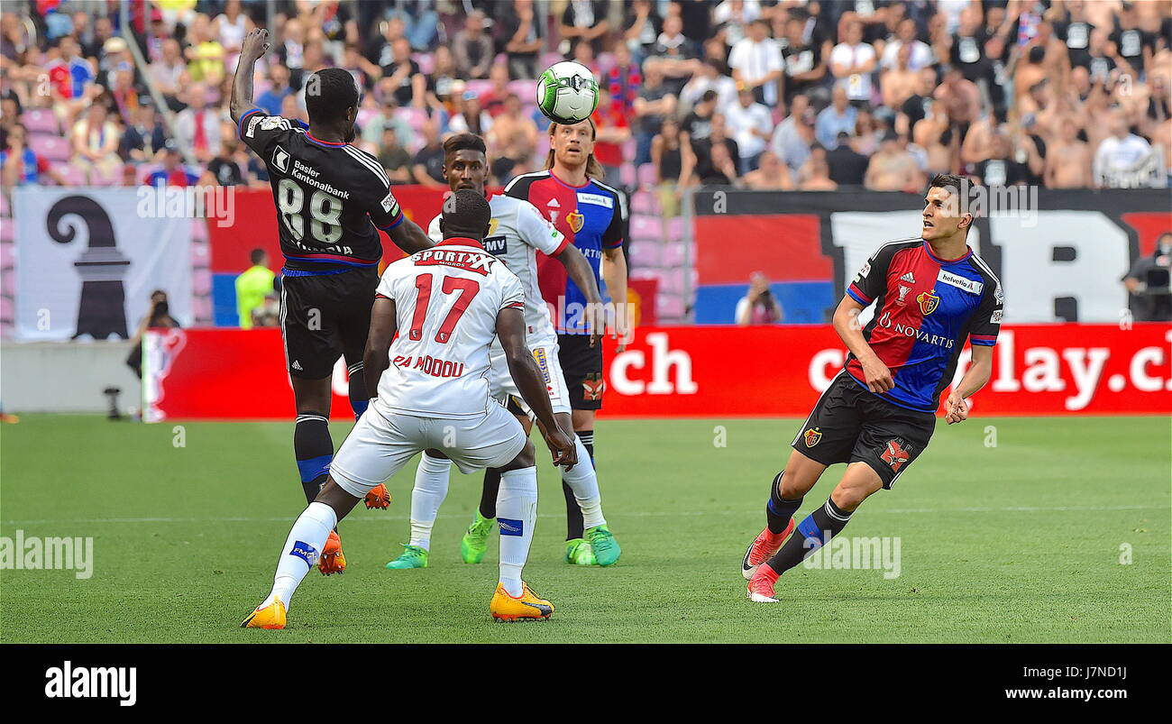 Genève, 25.05.2017, la finale de la coupe de football suisse helvetia, fc Bâle 1893 - FC Sion, jagne pa modou (fc sion 17) et Kevin constant (fc sion 11) duel avec seydou doumbia (fcb 88) photo : Cronos/Frédéric dubuis Banque D'Images