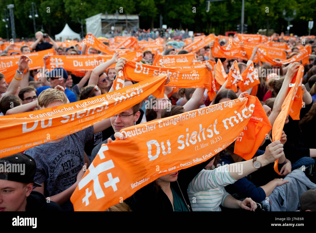 Simon becker / le pictorium - Église évangélique allemande (2017) de l'Assemblée kirchentag à Berlin - 25/05/2017 - Allemagne / Berlin / Berlin - l'allemand un groupe capella gars sage de donner un concert au cours de la 2017 à l'ouverture de la porte de Brandebourg à Berlin Banque D'Images