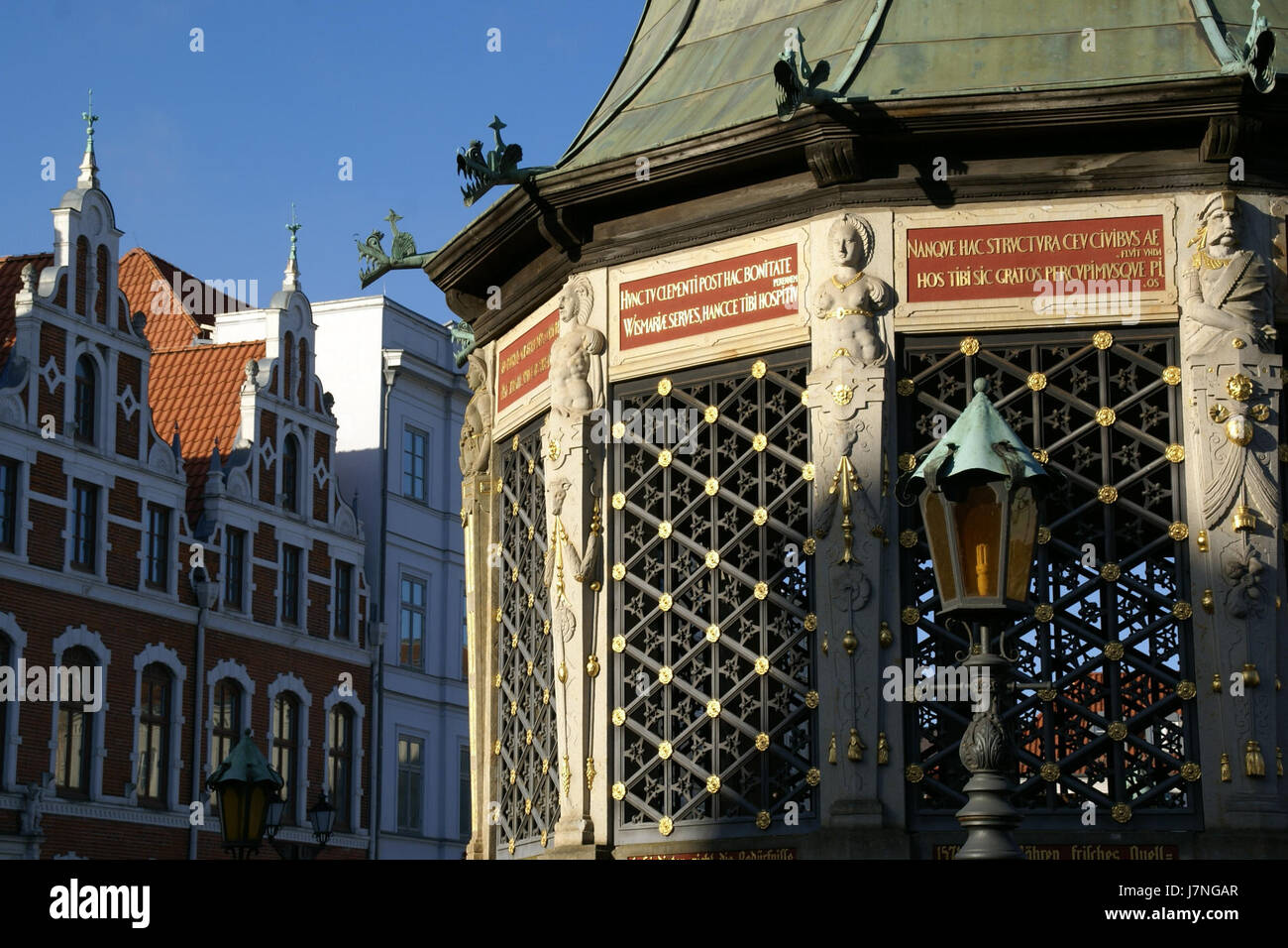 Une photographie du Wasserkunst à Wismar, prise le 26 février 2012. Le Wasserkunst est un bâtiment historique emblématique connu pour sa beauté architecturale et son importance dans le système d'approvisionnement en eau de Wismar. Banque D'Images