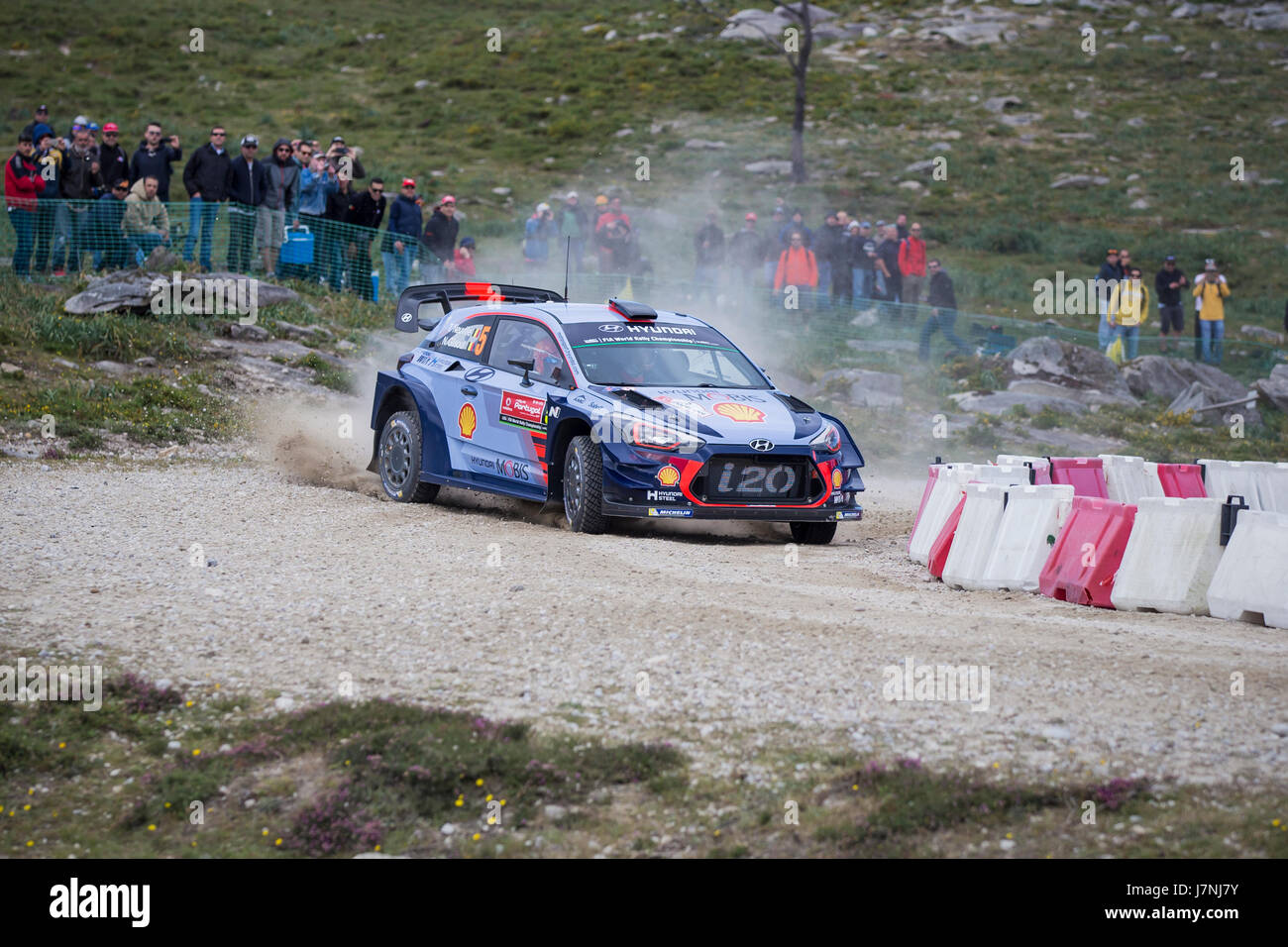 CAMINHA, PORTUGAL - Mai 21 : Thierry Neuville de Belgique et Nicolas Gilsoul de Belgique concurrence dans les Hyundai Motorsport WRT Hyundai i20 WRC. Banque D'Images