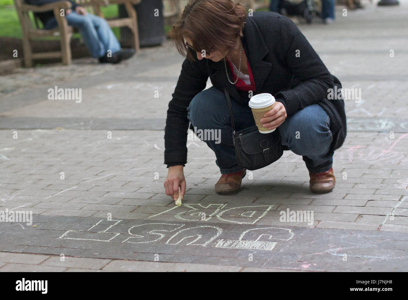 Cette image capture un moment de la série 2012 366, avec Giulia craie, mettant en valeur une scène dans un contexte contemporain. La série est un aperçu unique de la vie moderne et de l'expression artistique. Banque D'Images