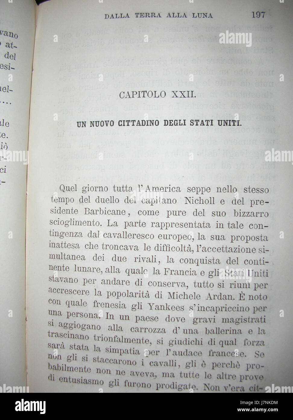 Un ouvrage italien intitulé "de la Terre à la Lune", publié à l'origine en 1971, traitant des thèmes de l'exploration spatiale et de l'ambition humaine. Banque D'Images