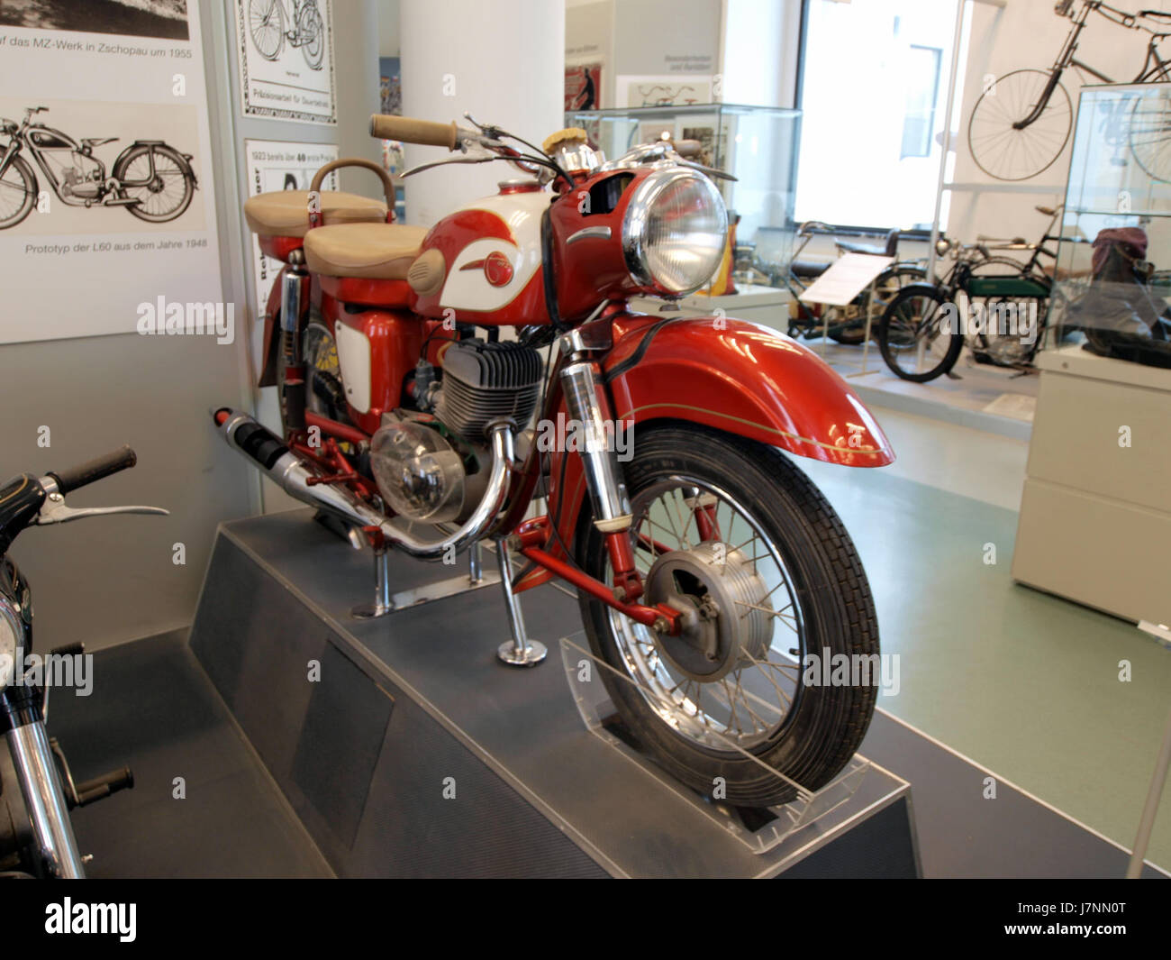 La 1960 VEB MZ ES 175/1 est une moto classique est-allemande connue pour sa fiabilité et son design. Fabriqué par VEB Motorradwerk Zschopau, il est devenu un modèle populaire dans les années 1960 pour les pilotes à la recherche d'une moto durable et efficace pour un usage quotidien. Ses caractéristiques de conception comprennent un moteur monocylindre et un châssis léger. Banque D'Images