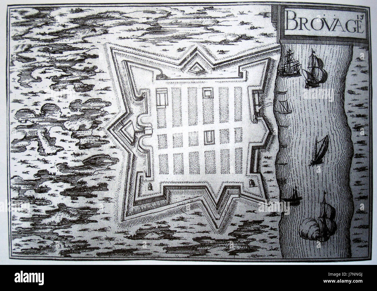 Brouage est un site historique de France, connu pour sa production de sel et ses fortifications bien conservées. L'image capture l'un de ses principaux monuments, mettant en valeur le riche patrimoine historique et culturel de la région. Banque D'Images