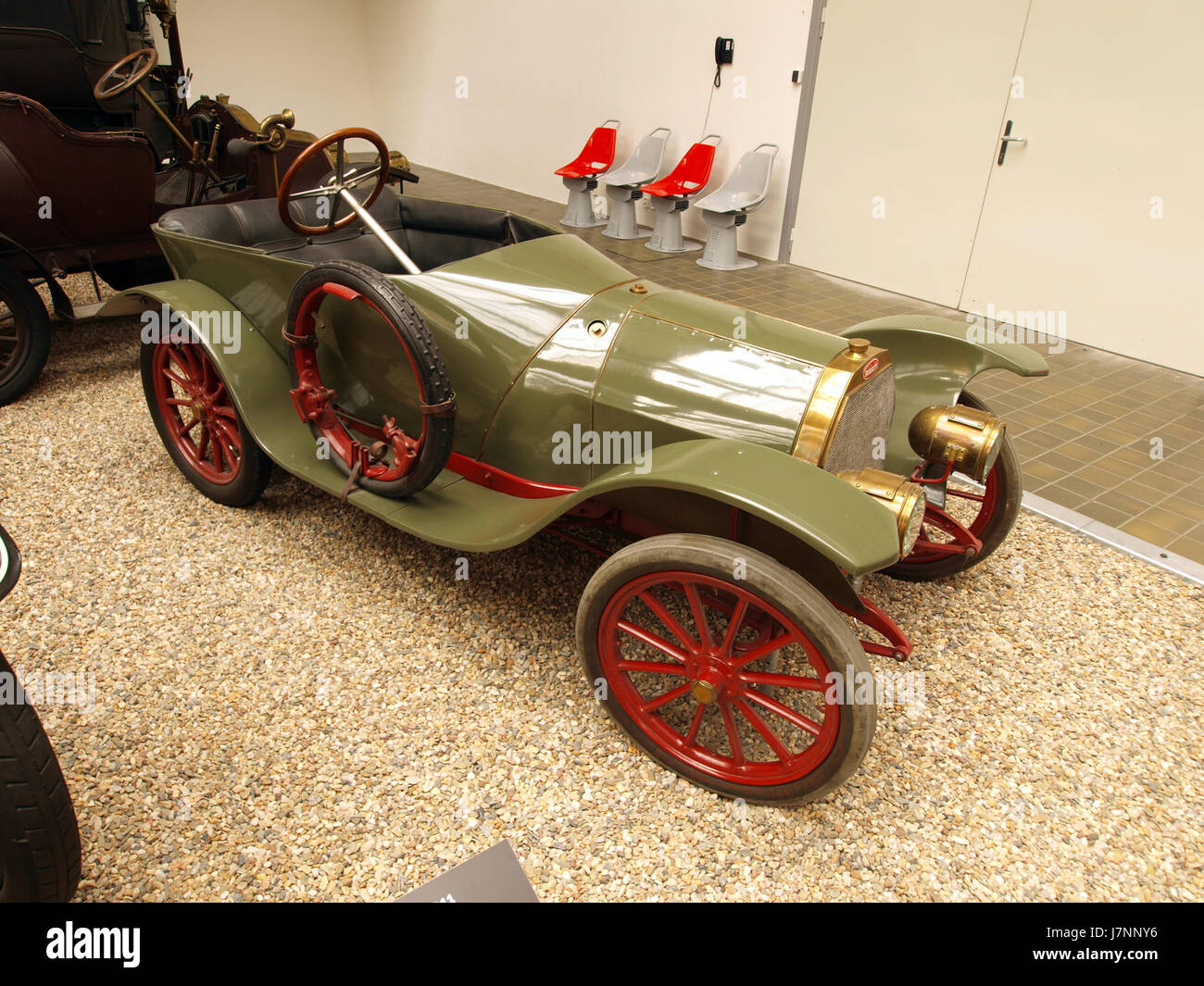 Cette photographie montre une Bugatti 13 de 1910, une automobile primitive connue pour son luxe et son ingénierie, représentant l'industrie automobile du début du XXe siècle. Banque D'Images