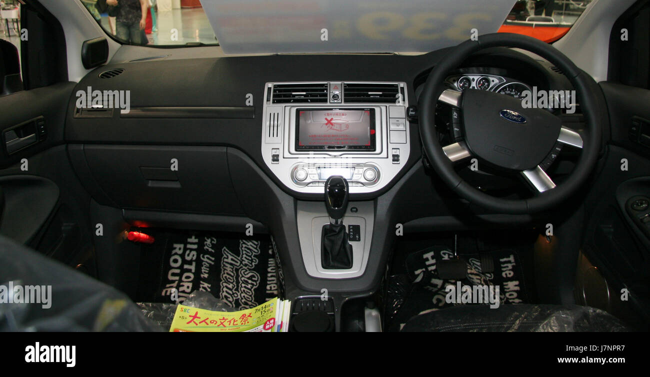 La Ford Kuga de première génération, introduite au milieu des années 2000, présente un intérieur fonctionnel et compact conçu pour le confort et la commodité dans un format SUV compact. Banque D'Images