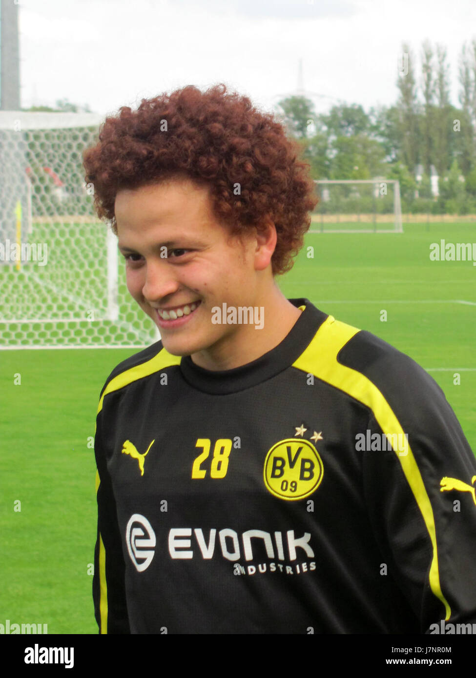 La photographie du 19 juillet 2012 capture une séance d'entraînement de Mustafa Amini, un footballeur australien, à Dortmund. L'image se concentre sur sa technique et sa routine d'entraînement alors qu'il se prépare à sa carrière professionnelle. Banque D'Images