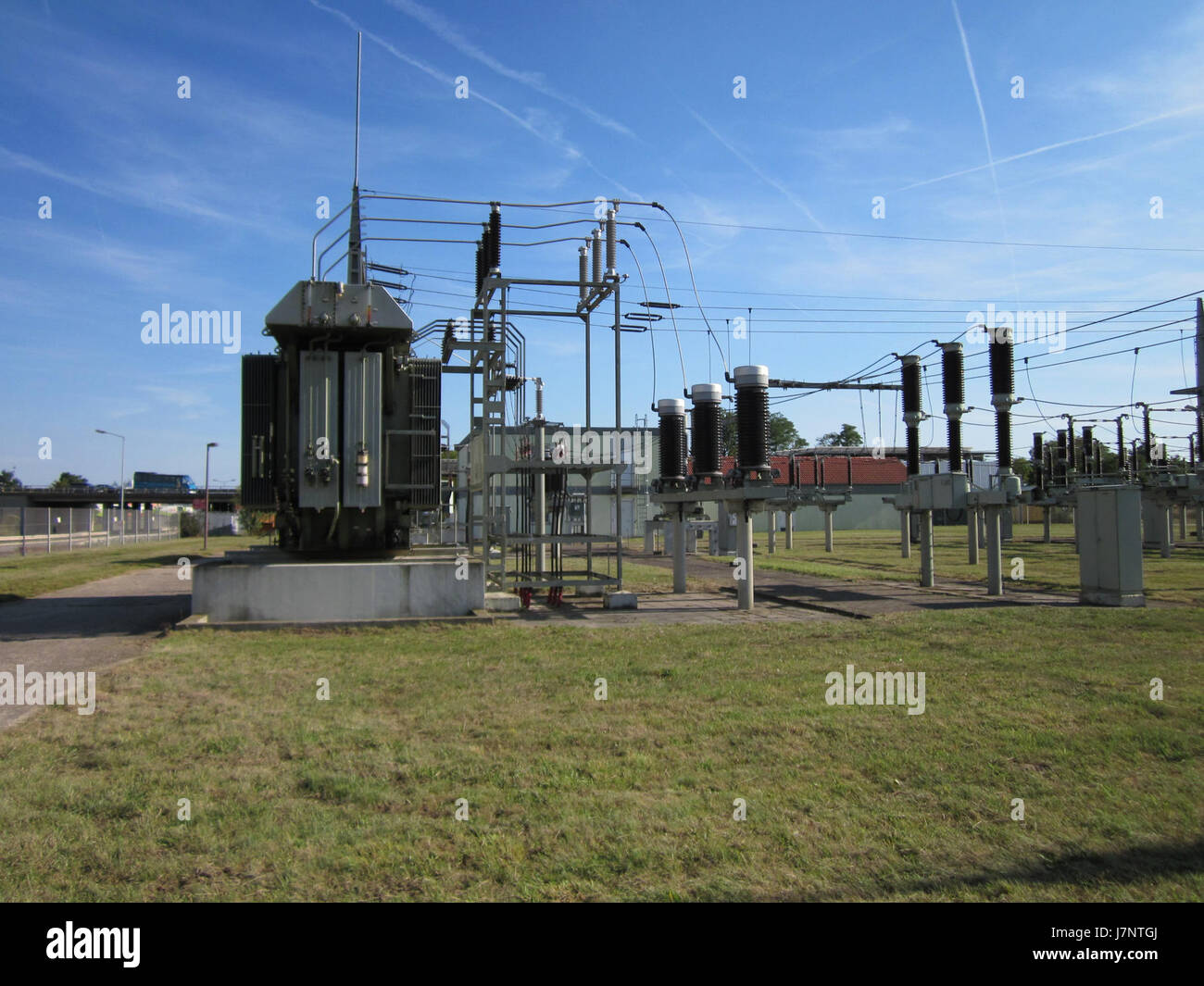 Cette image montre la station Umspannwerk Hockenheim, située à Hockenheim, en Allemagne. C'est une partie importante de l'infrastructure énergétique de la région, responsable du transport et de la distribution de l'électricité au sein du réseau électrique local. Banque D'Images