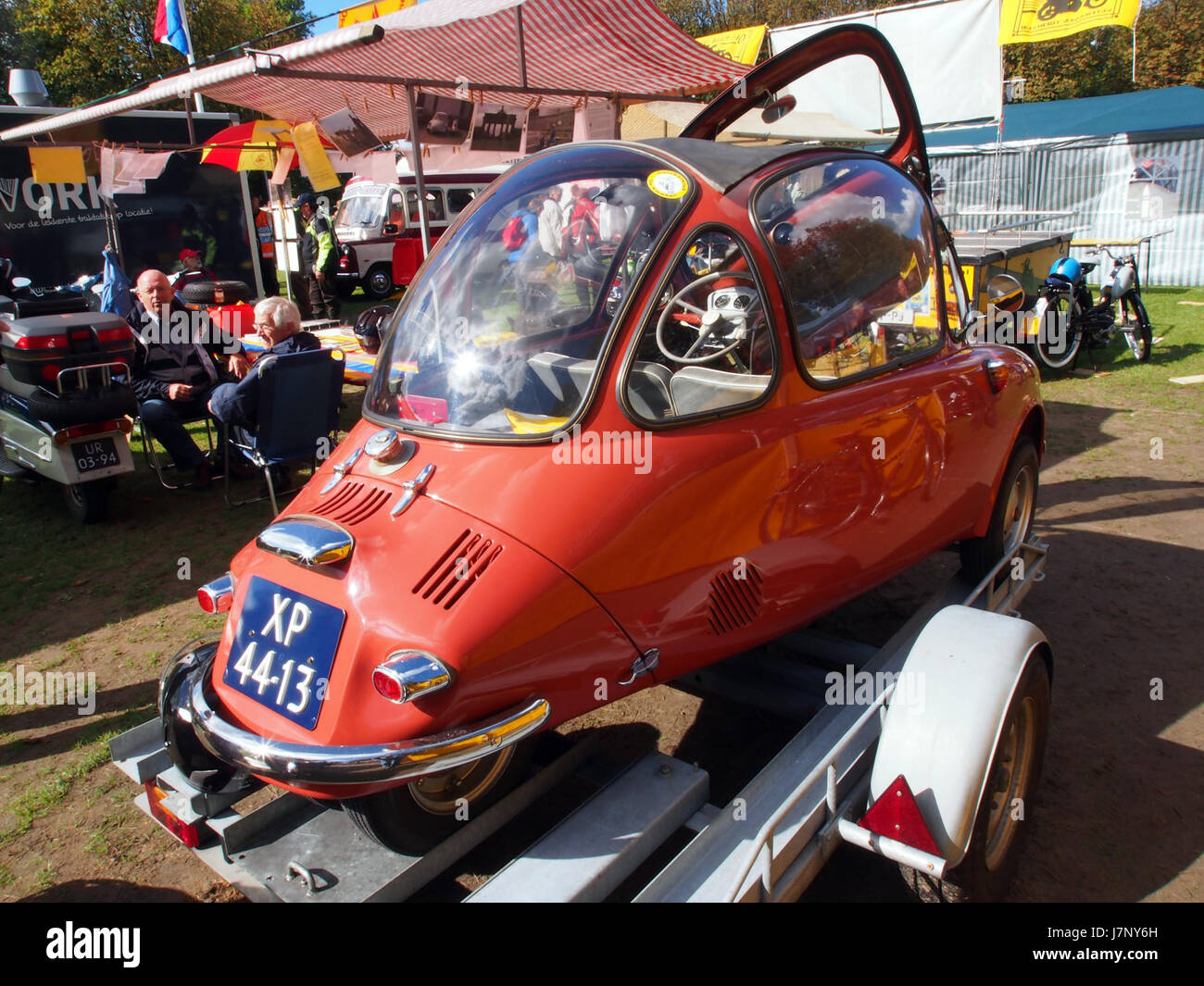 Cette image montre le Heinkel 154 de 1957, un avion allemand de l'après-guerre. Le Heinkel 154 était un avion de transport civil et militaire, faisant partie des efforts de la compagnie Heinkel pour produire des avions à des fins commerciales et militaires pendant la période de la guerre froide. Banque D'Images
