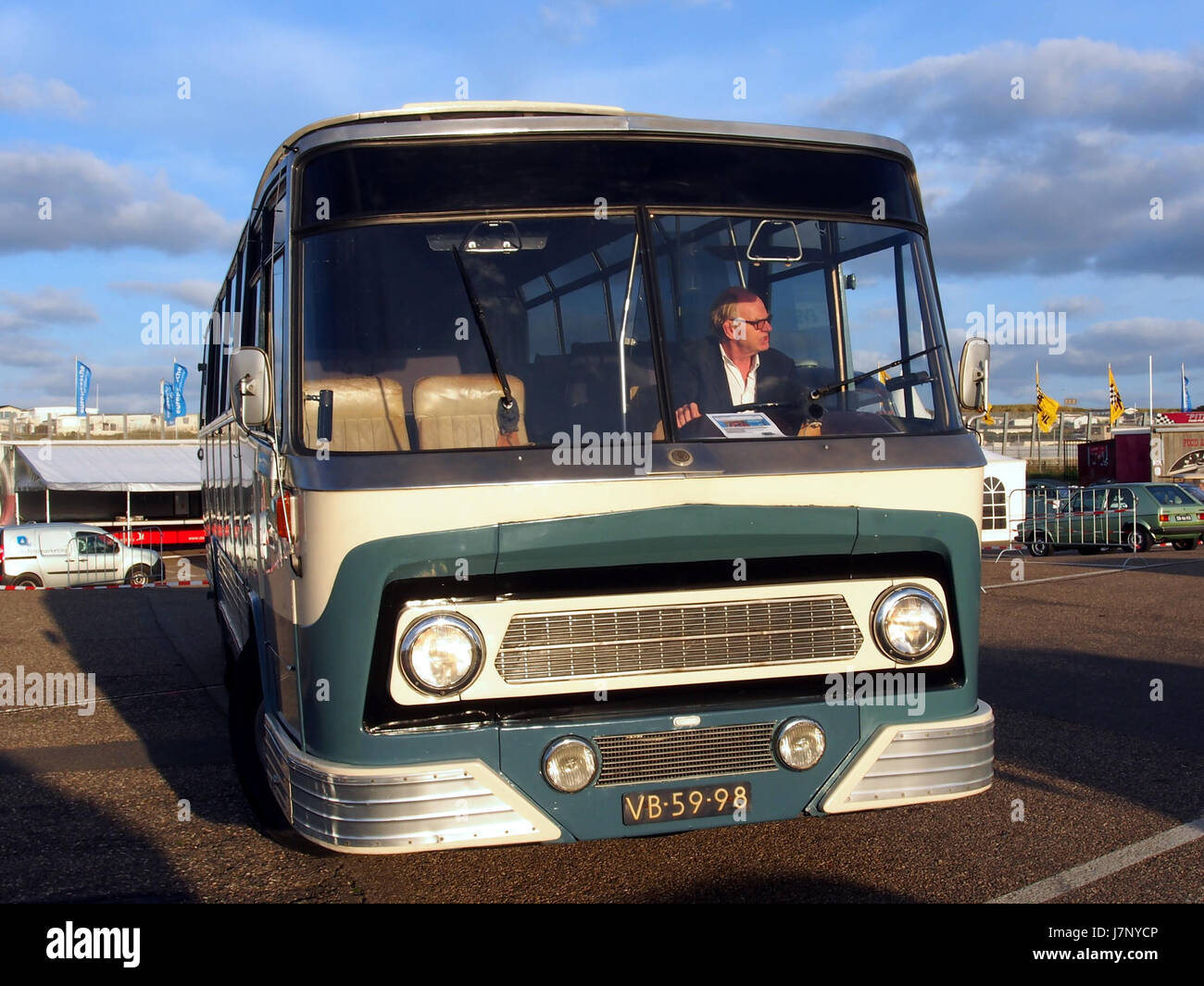 Le Leyland Royal Tiger Cub 1963 est un autobus de construction britannique connu pour sa taille compacte et son efficacité. Conçu pour les routes urbaines et rurales, ce modèle a été largement utilisé au Royaume-Uni et dans d'autres pays. L'image montre l'autobus dans son état opérationnel, reflétant la conception et les aspects fonctionnels des transports du milieu du XXe siècle. Banque D'Images