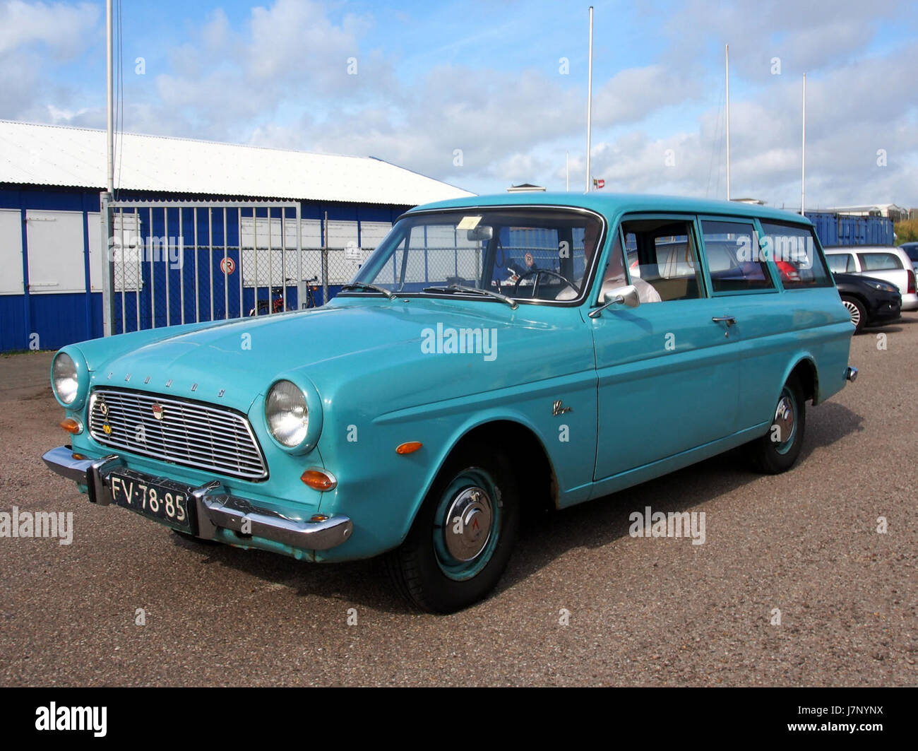 La Ford Taunus 12M P4 1965 est une voiture intermédiaire qui faisait partie de la série Ford Taunus produite dans les années 1960 Connu pour son design élégant et son ingénierie avancée pour l'époque, il reste un exemple classique de l'histoire automobile du milieu du XXe siècle. Banque D'Images