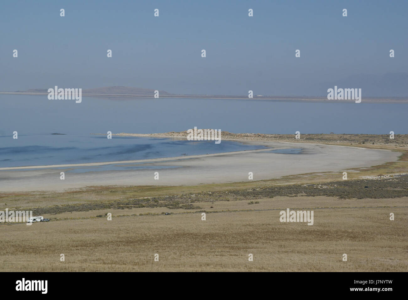 Une vue panoramique sur Antelope Island, situé dans le Grand Lac Salé, Utah. Connue pour sa beauté naturelle, l'île offre des sentiers de randonnée, la faune et un paysage unique avec vue sur les eaux environnantes. Banque D'Images