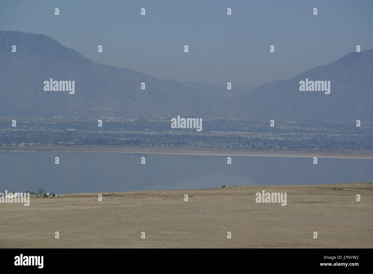Cette photographie prise le 1er octobre 2012 montre la vue panoramique de Clearfield City et de Antelope Island dans l'Utah. L'image met en valeur la beauté naturelle de la région, l'île offrant un aperçu des paysages uniques de l'Utah. Banque D'Images
