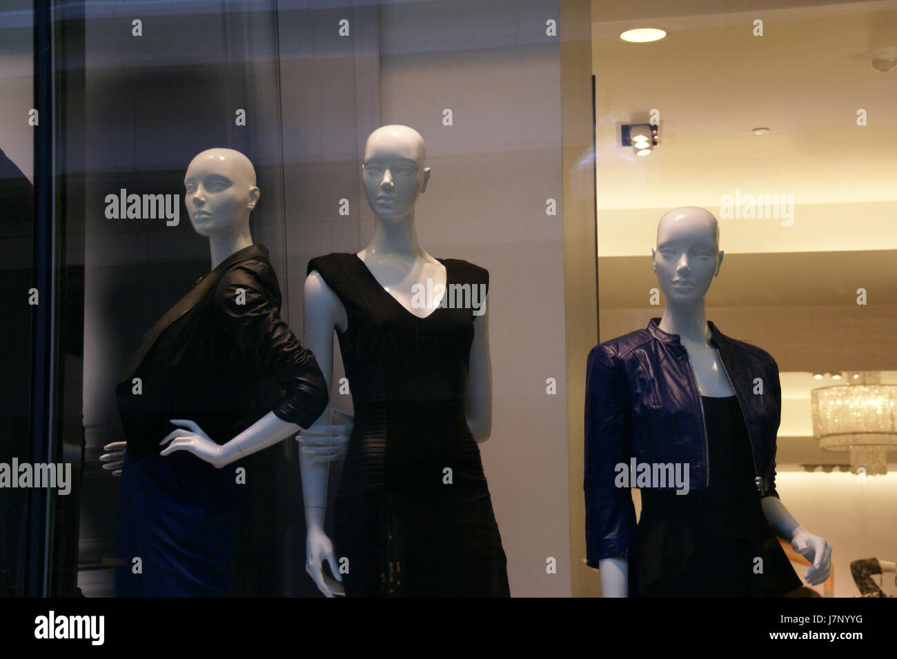 Il s'agit d'une photographie prise le 1er octobre 2012 au City Creek Center à Salt Lake City, dans l'Utah. L'image représente probablement des mannequins exposés dans un magasin ou un environnement de vente au détail, mettant en valeur les tendances de la mode ou les techniques de marketing utilisées dans le centre. Banque D'Images