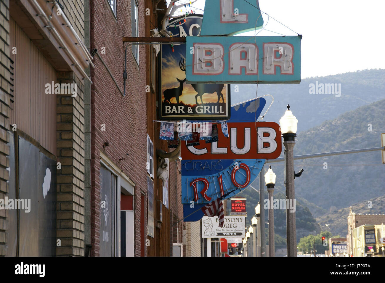 Une image représentant des panneaux publicitaires le long de la rue Aultman à Ely, Nevada, montrant les entreprises locales et la signalisation de rue de 2012. Banque D'Images