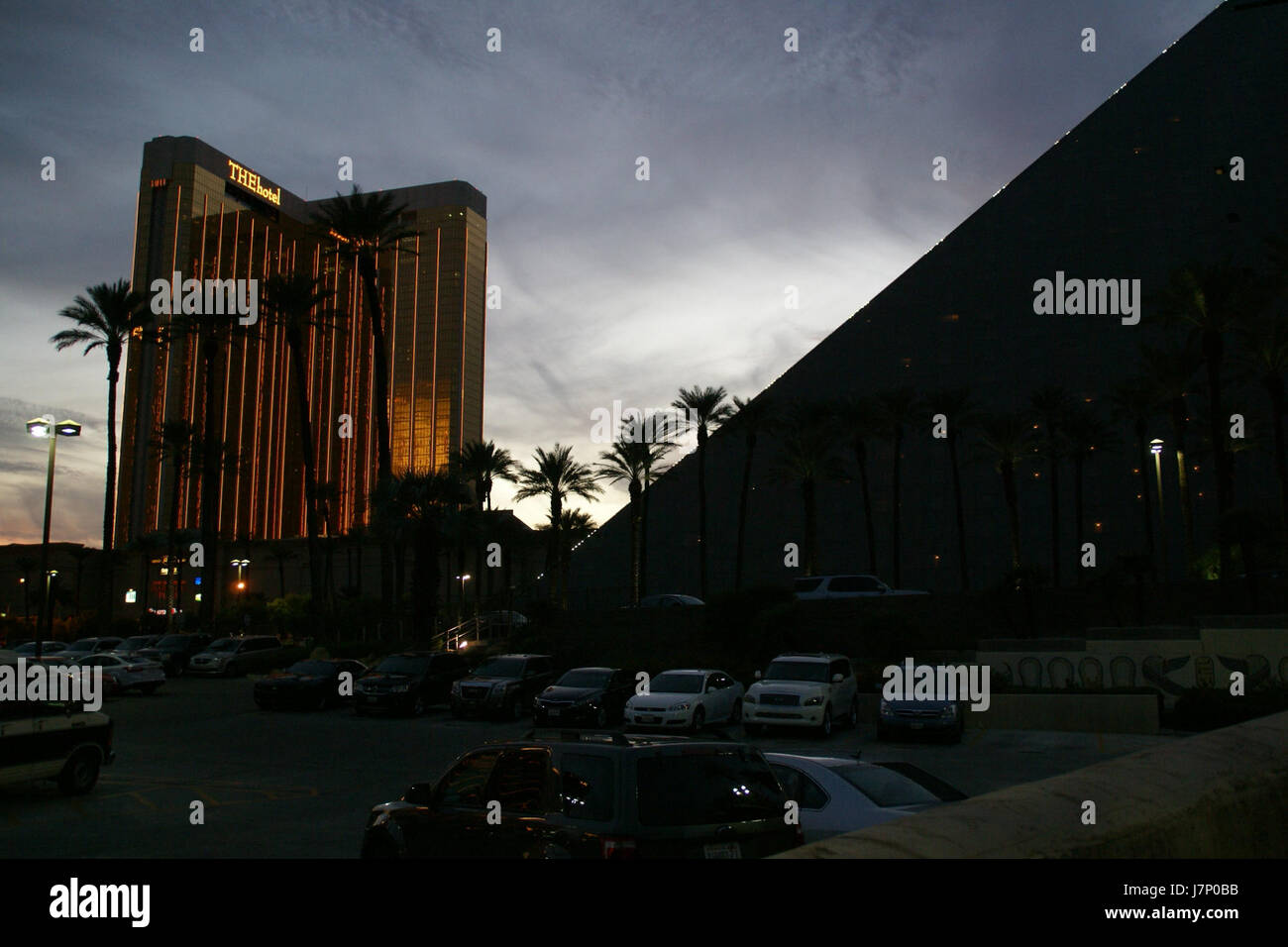Cette image représente THEhotel à Las Vegas, Nevada, un complexe de luxe offrant des hébergements haut de gamme et des options de divertissement. Situé sur le Strip de Las Vegas, THEhotel offre aux visiteurs une gamme d'équipements et de services dans une ville de divertissement renommée. Banque D'Images