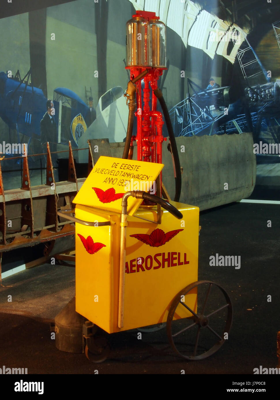 Le Fuelbowser de l'aérodrome de 1930 a été une innovation clé dans l'aviation, développé pour transporter du carburant vers les aérodromes. Ce premier modèle était essentiel pour ravitailler les avions pendant les premiers jours de l'aviation. Banque D'Images