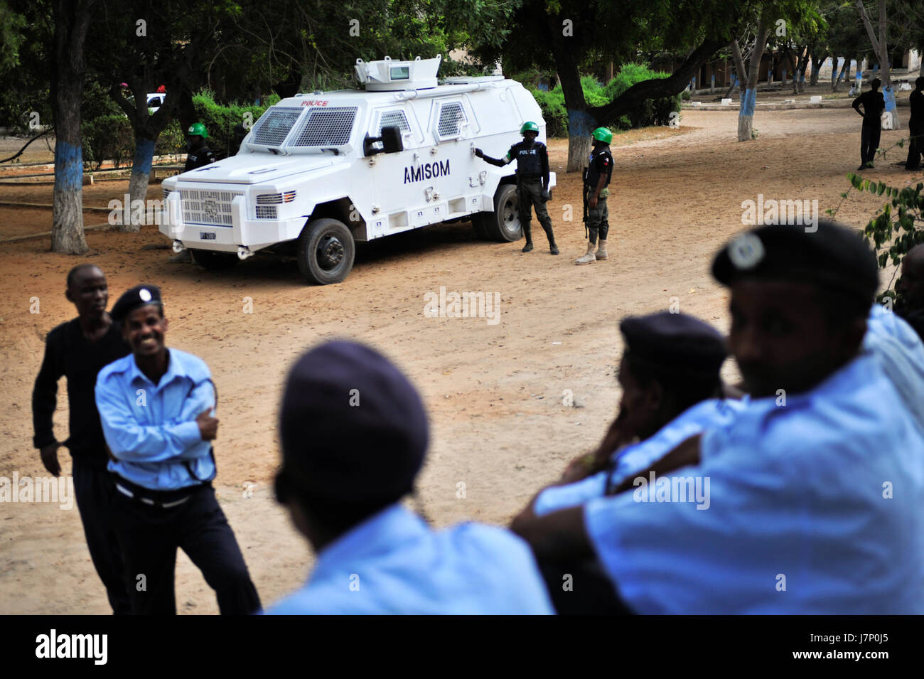 Cette image est tirée de la Mission de l'Union africaine en Somalie (AMISOM), montrant des policiers impliqués dans des opérations de sécurité. Il souligne le rôle des forces internationales de maintien de la paix dans le soutien à la stabilité et à la sécurité en Somalie. Banque D'Images