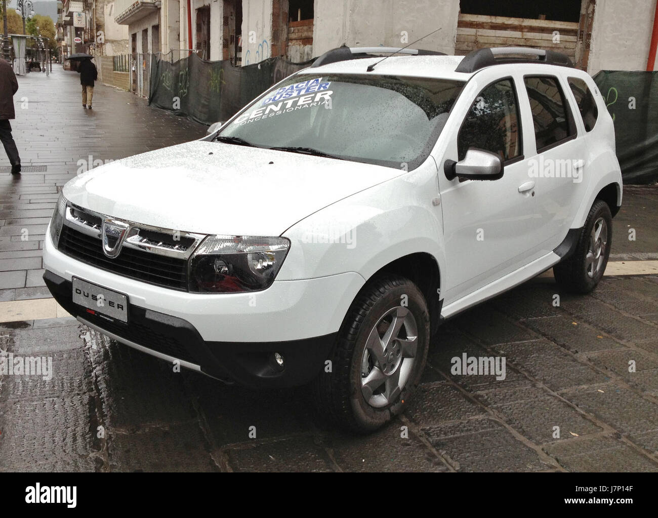 Le Dacia Duster 1,5 dCi 2012 est un VUS compact reconnu pour son prix abordable et son design robuste. L'image capture la vue de face du véhicule, mettant en valeur son style moderne et son aspect pratique. Banque D'Images