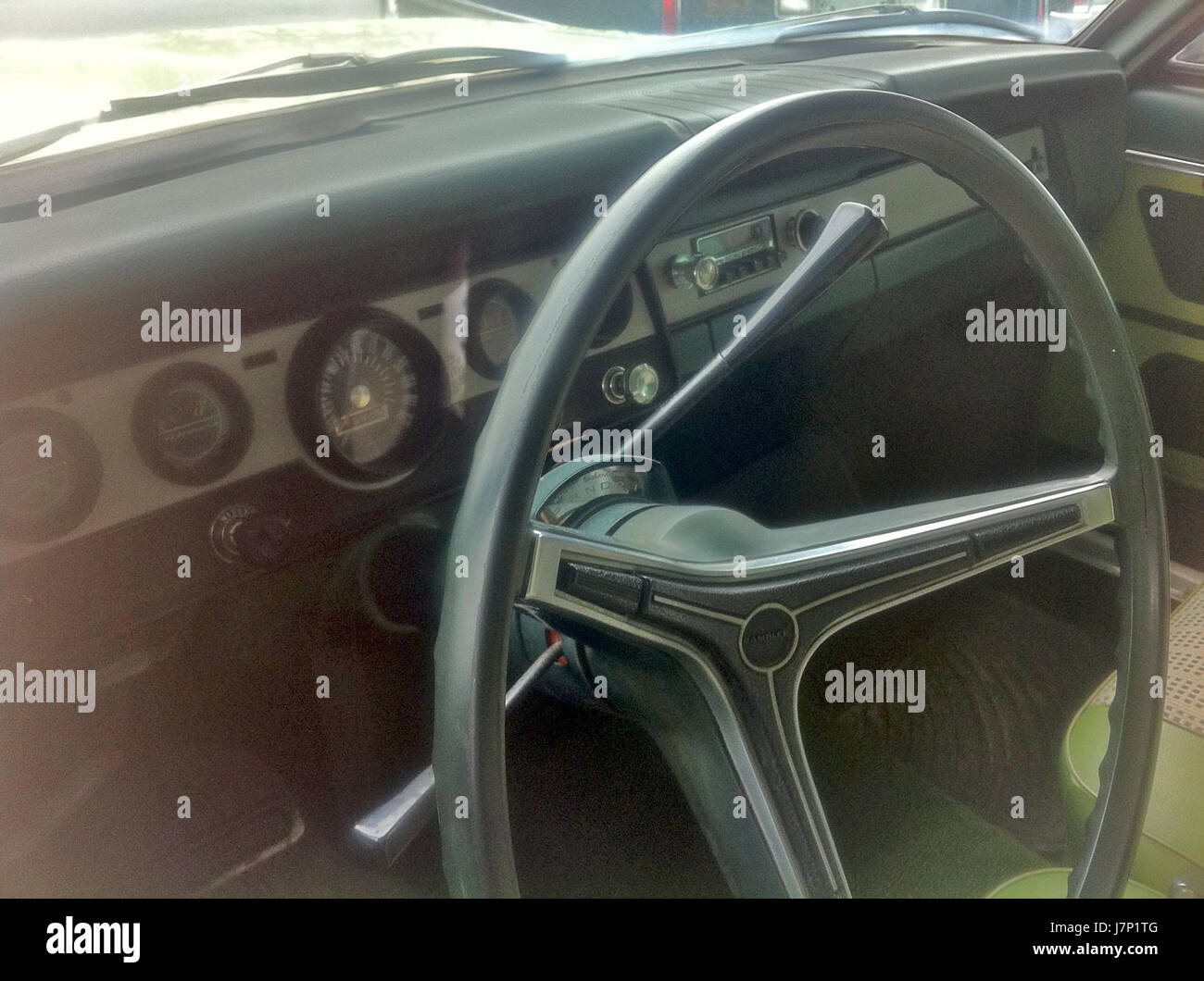 Photographie d'une berline quatre portes Rambler American 440 de 1968 en vert, immatriculée en Virginie. L'image met en évidence la conception et l'état du véhicule. Banque D'Images