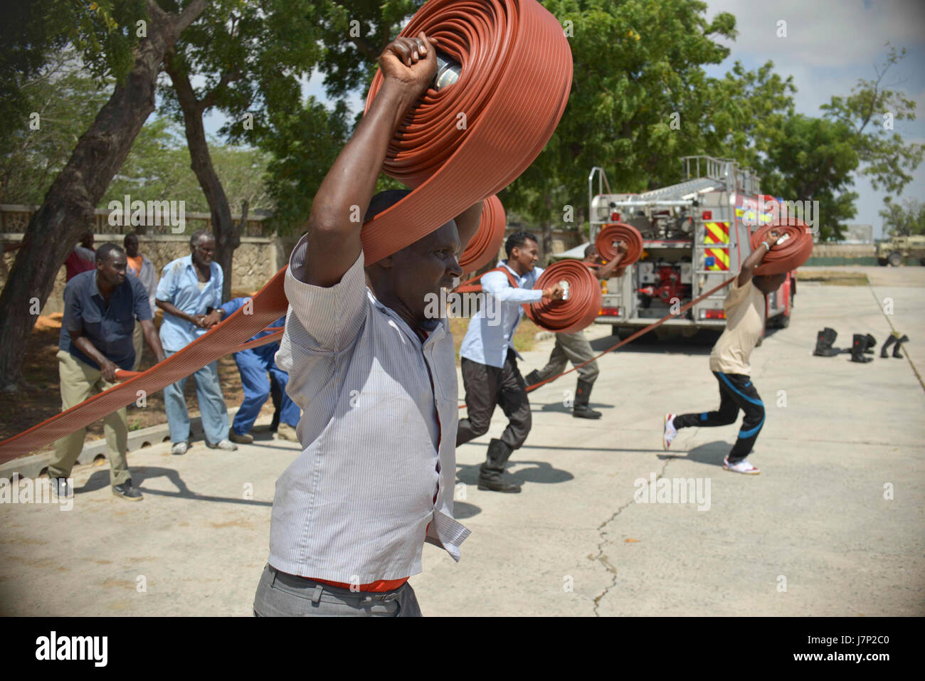 Cette photographie, prise le 15 janvier 2012, montre un groupe de pompiers lors d'une intervention d'urgence. Il met en lumière la bravoure et les compétences des services d'incendie en action, représentant leur rôle dans la sécurité publique et l'intervention en cas de catastrophe. Banque D'Images