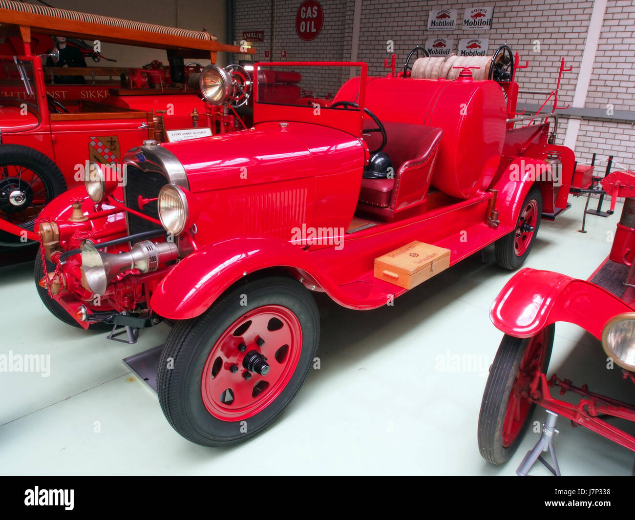 Cette photographie montre un camion de pompiers Ford 188 A de 1929, montrant son design vintage et son rôle important dans l'histoire de la lutte contre les incendies. Le camion de pompiers, construit par Ford, est connu pour sa construction robuste et ses caractéristiques essentielles utilisées dans les pompiers du début du XXe siècle. Banque D'Images