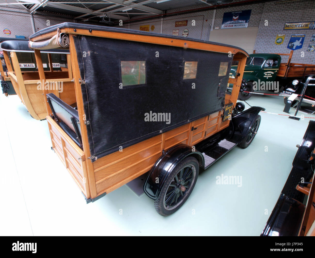 Cette photographie montre un autobus Ford modèle T de 1923, un développement clé dans les transports du début du XXe siècle. La Model T a joué un rôle important en rendant les voitures abordables pour le marché de masse. Banque D'Images