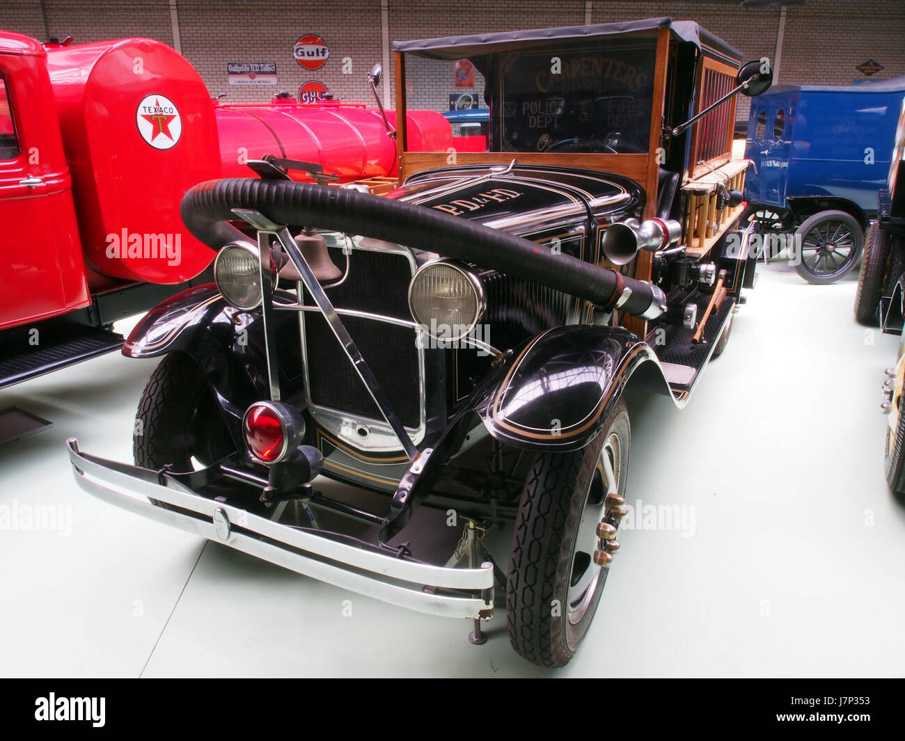 Ce camion Ford 188 A de 1929 est un exemple classique de camions de pompiers du début du XXe siècle. Connu pour sa construction robuste et ses performances fiables, il a été utilisé par les services d'incendie locaux pour protéger les communautés contre les risques d'incendie. Banque D'Images
