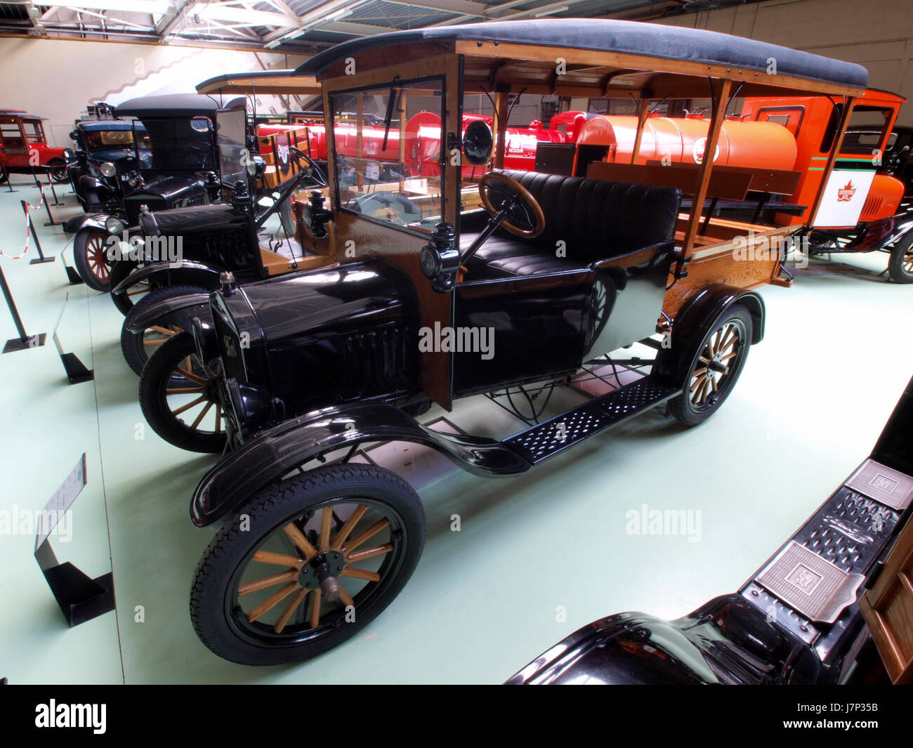 Cette photographie montre un autobus Ford Model T de 1922, un véhicule remarquable du début du XXe siècle. La Model T était une voiture révolutionnaire, connue pour être abordable et accessible au grand public. Dans sa variante bus, il a contribué au développement du transport public aux États-Unis, devenant un mode de transport important dans les zones rurales et urbaines au début des années 1900 Banque D'Images Cette photographie montre un autobus Ford Model T de 1922, un véhicule remarquable du début du XXe siècle. La Model T était une voiture révolutionnaire, connue pour être abordable et accessible au grand public. Dans sa variante bus, il a contribué au développement du transport public aux États-Unis, devenant un mode de transport important dans les zones rurales et urbaines au début des années 1900 Banque D'Images