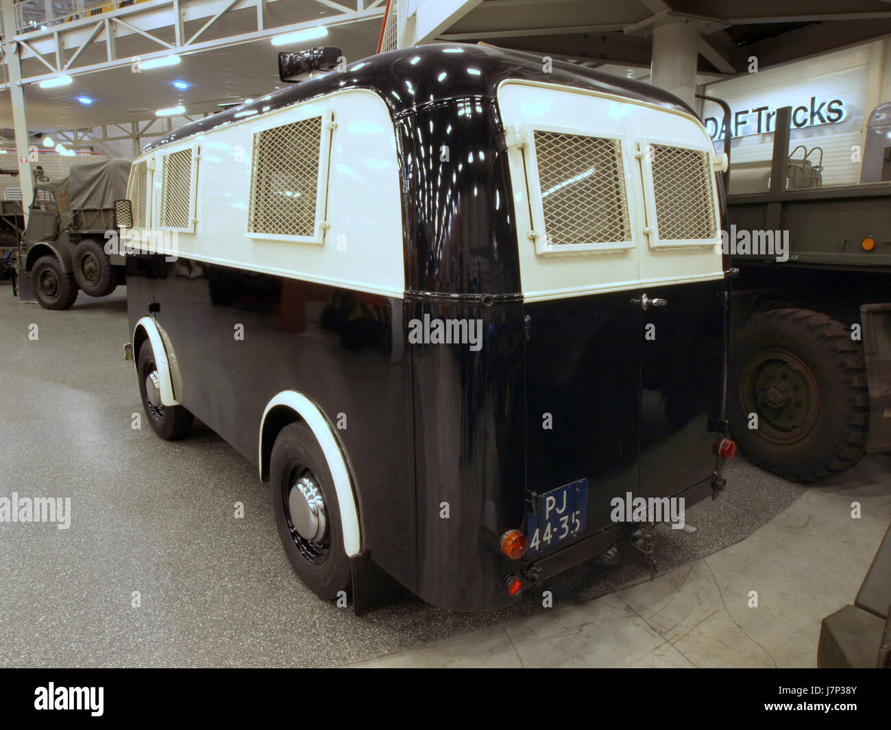 La DAF A10 de 1950, exposée au musée DAF, représente un modèle précoce de l'automobile néerlandaise. Le véhicule, utilisé par la police d'Eindhoven, illustre la conception et l'utilité d'après-guerre dans les véhicules d'application de la loi. Banque D'Images