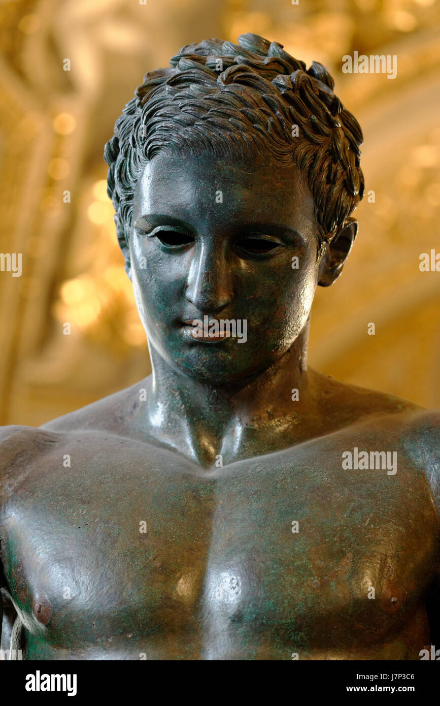 L'Apoxyomène croate, abrité au Louvre, est une célèbre sculpture grecque antique représentant un athlète raclant la sueur de son corps après une compétition. Il représente la forme humaine idéalisée et l'athlétisme. Banque D'Images