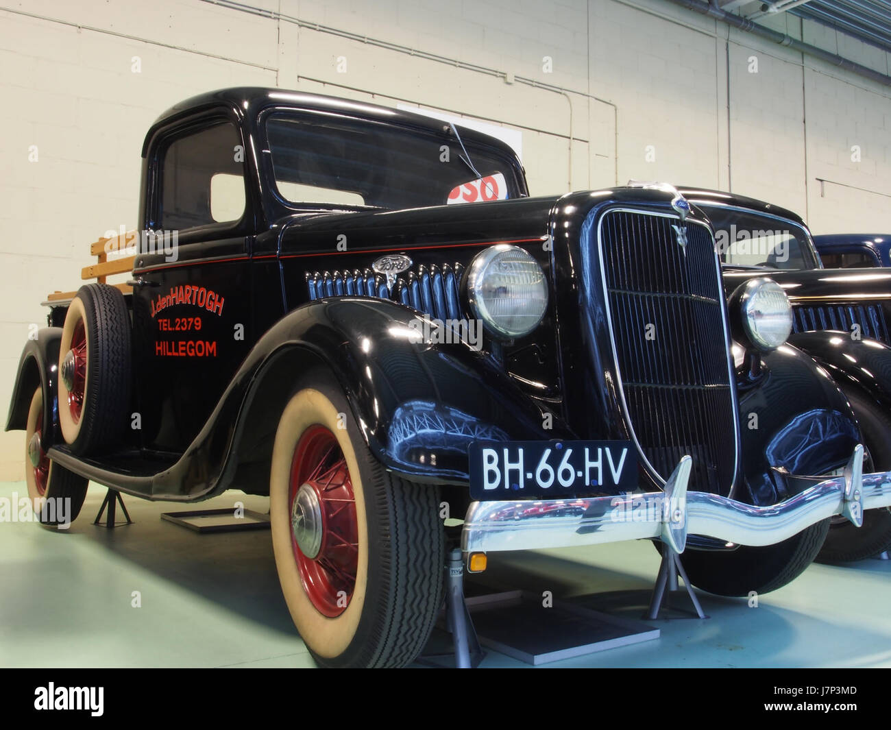 Le Ford 830 modèle 50 1935 est un véhicule classique de la production de Fordâ€™ au milieu des années 1930 Connue pour sa fiabilité et son design classique, elle représente les innovations automobiles de l’époque. Banque D'Images