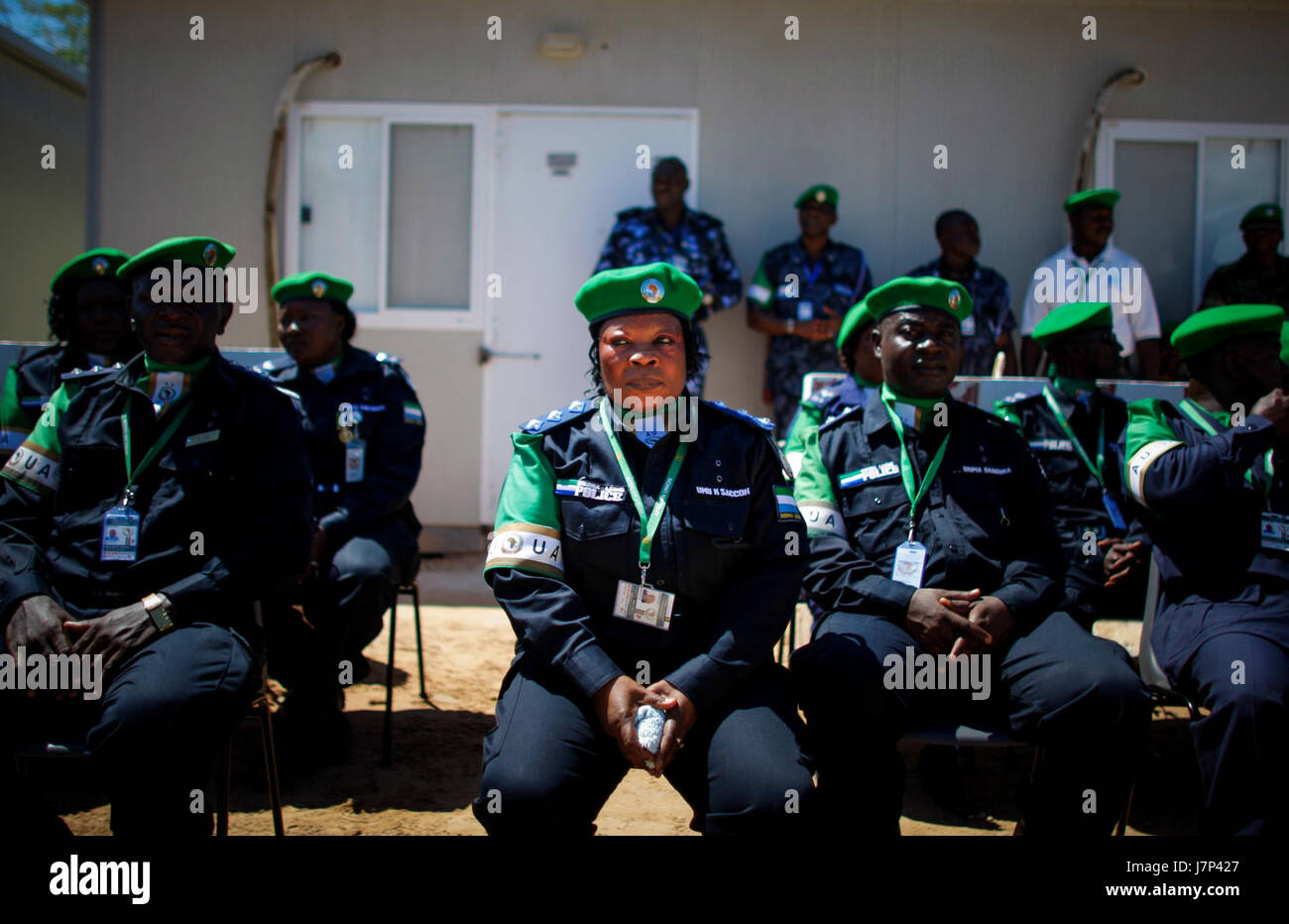 Une photographie du 15 mars 2012, représentant des policiers Sierra-léonais en uniforme. Cette image met en lumière le rôle des forces de l'ordre en Sierra Leone, mettant en évidence la présence de la police dans la région pendant cette période. Banque D'Images