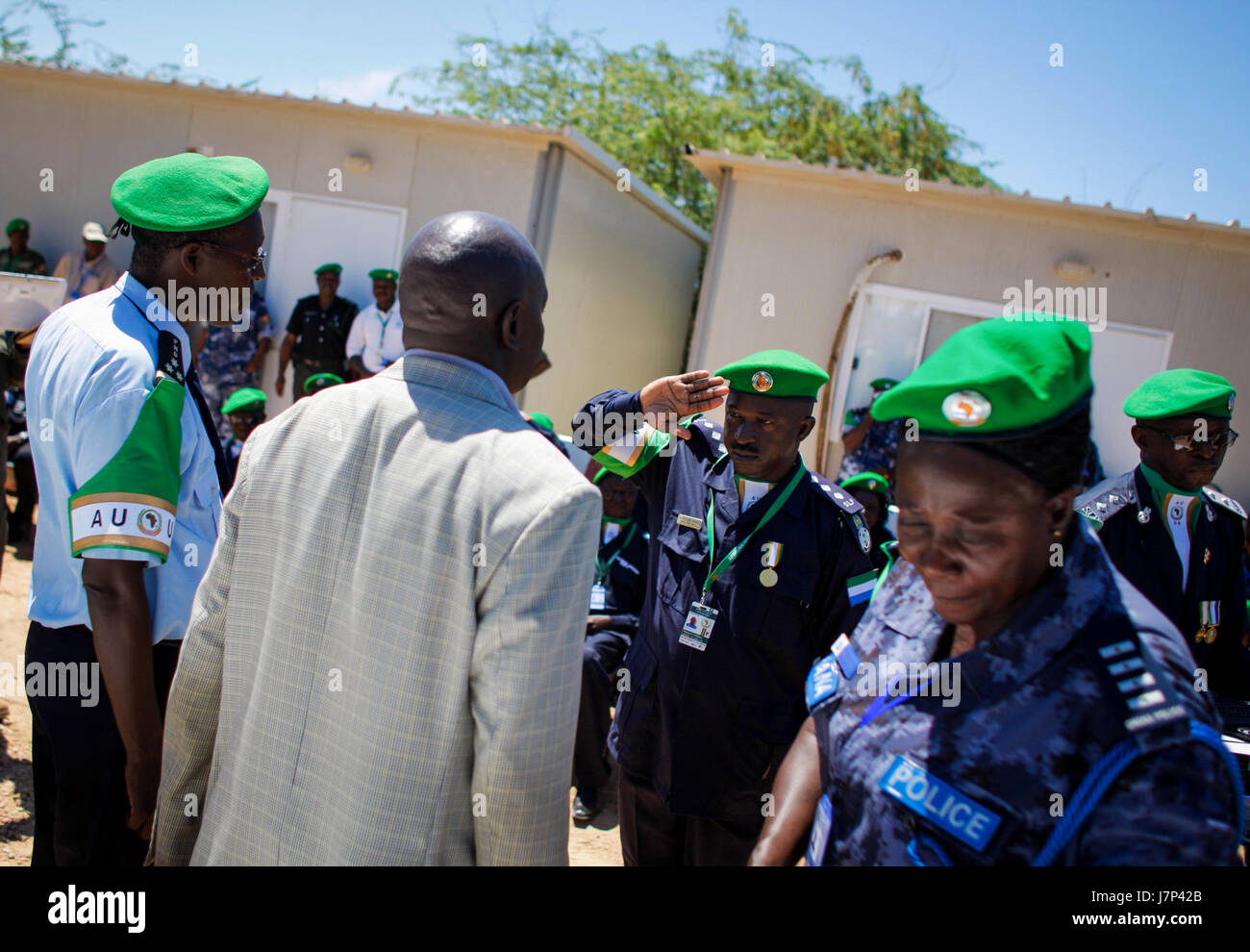 Photographie représentant la police Sierra-léonaise en action lors d'une opération de mars 2012. Il reflète leur rôle dans le maintien de l'ordre et de la sécurité dans le pays à cette époque. Banque D'Images