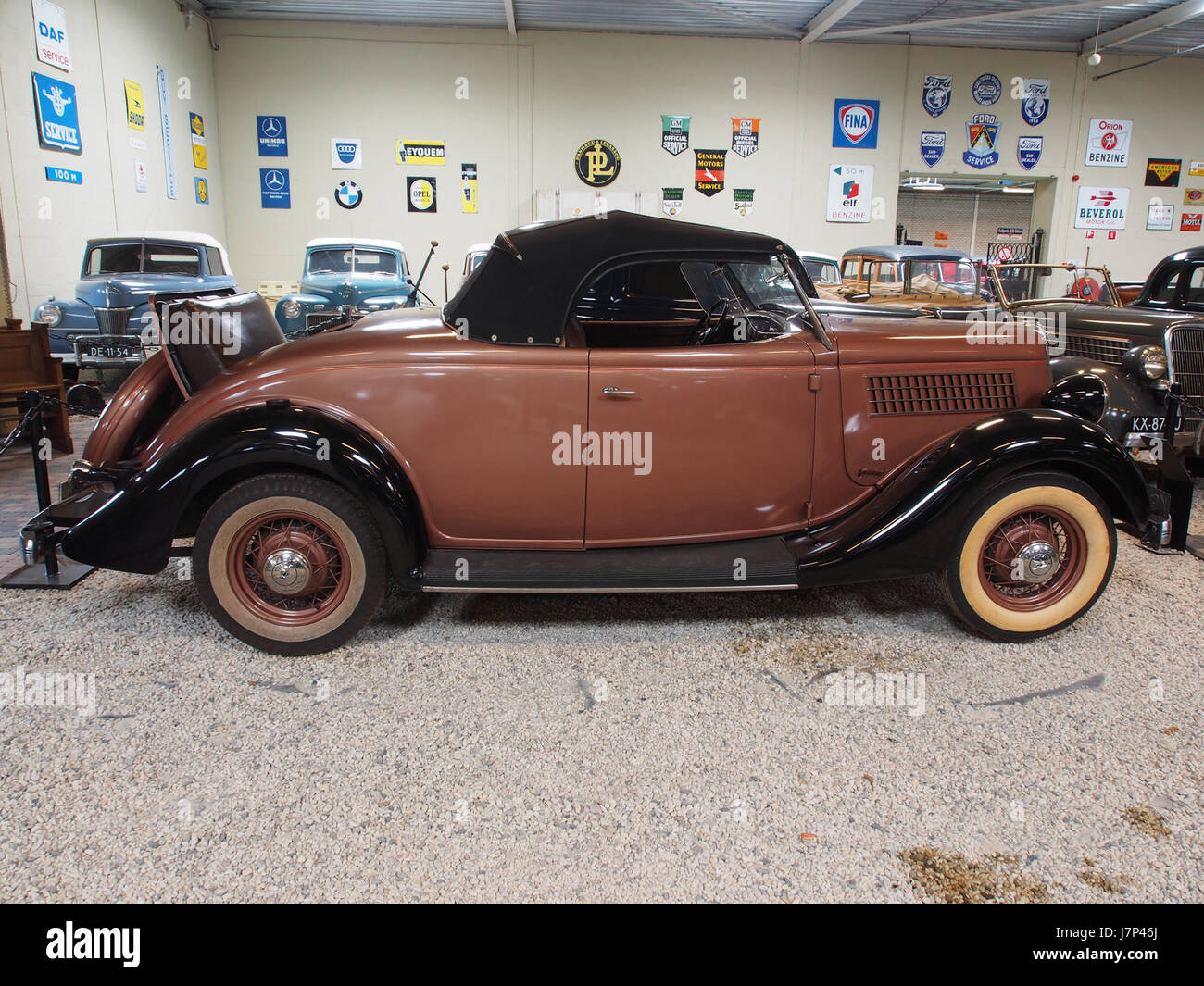 La Ford 710 Roadster 1935 est une voiture américaine classique, connue pour son design élégant et ses performances au milieu des années 1930 Il reste un modèle populaire pour les collectionneurs et les amateurs de voitures anciennes en raison de son style et de son importance historique. Banque D'Images