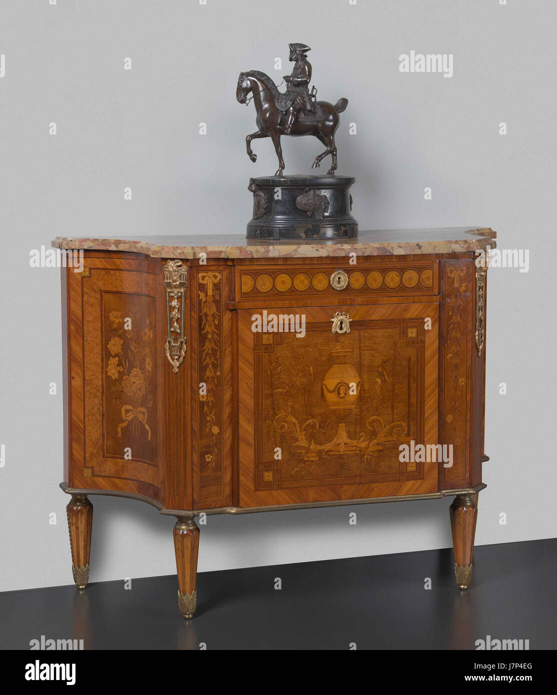 Une commode fait référence à un meuble, souvent une commode ou une armoire, utilisé pour le stockage. Historiquement, c'était aussi un type de toilette portable, mais il est maintenant principalement connu pour son rôle dans le design d'intérieur. Banque D'Images