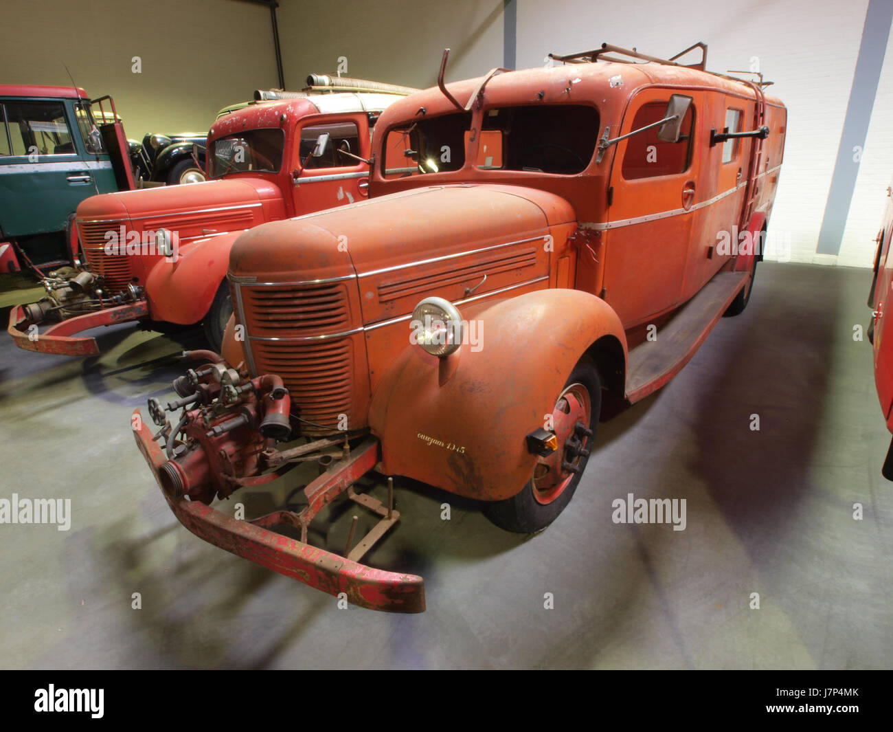 Cette image présente un moteur de pompiers Volvo de 1945, un morceau de l'histoire de la lutte contre les incendies, mettant en évidence son design et sa fonctionnalité du milieu du XXe siècle. Banque D'Images