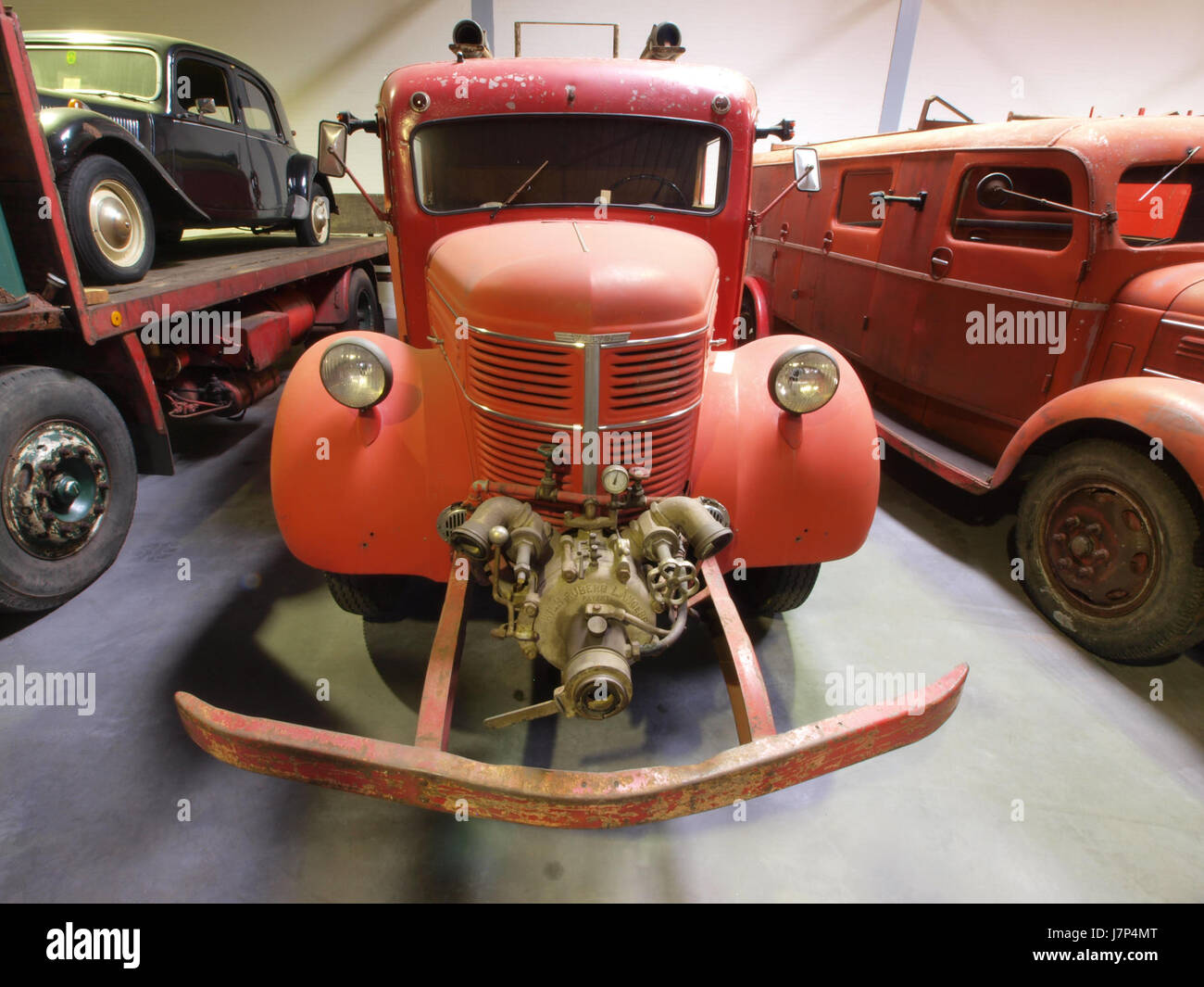 Ce titre fait référence à une image historique d'un moteur de pompiers Volvo de 1945, mettant en évidence sa conception, sa fonctionnalité et son rôle dans la lutte contre les incendies au milieu du XXe siècle. Banque D'Images